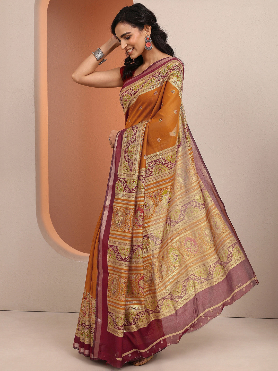 Mustard Printed Silk Blend Saree With Unstitched Blouse Piece