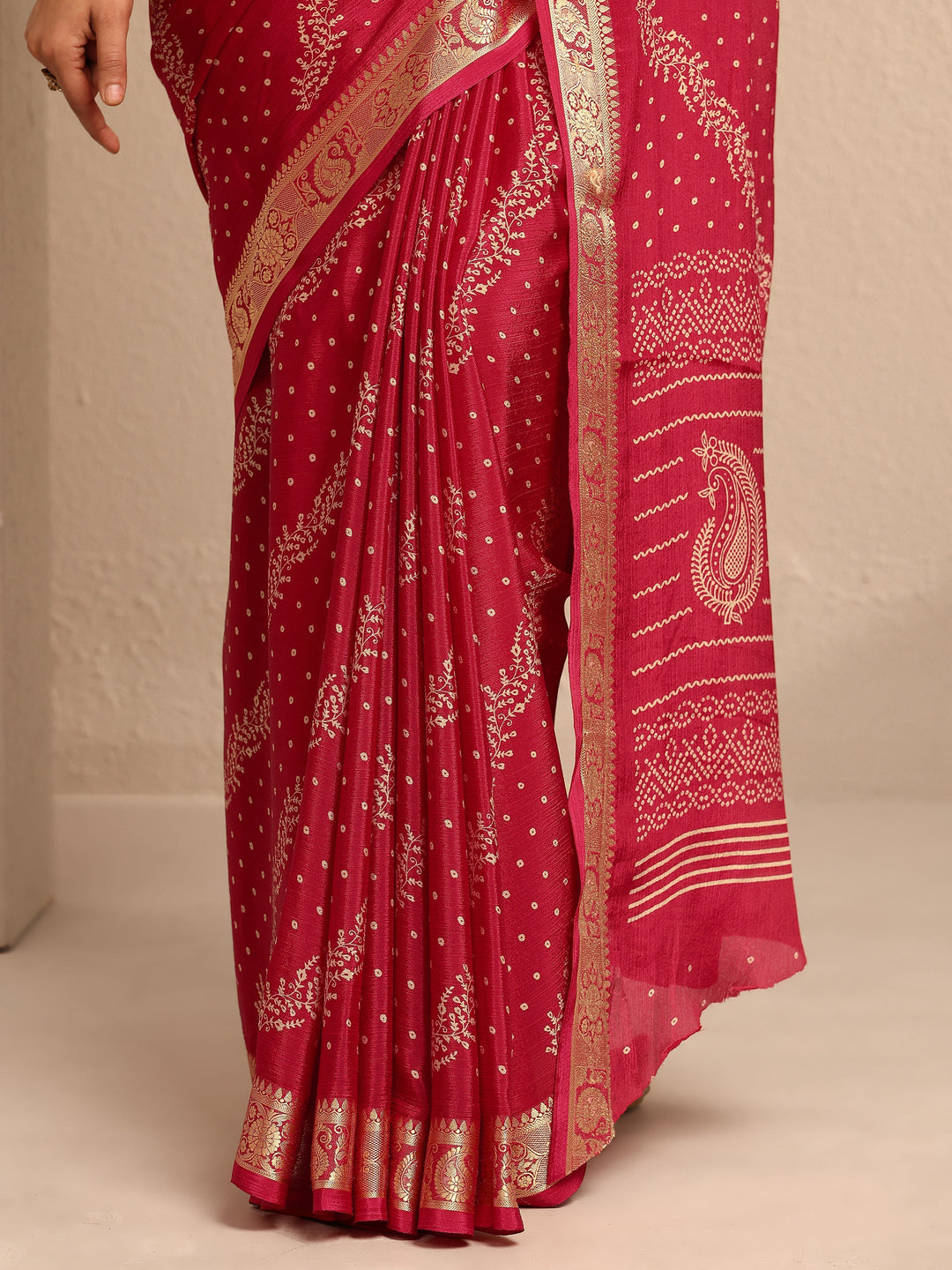 Red Bandhani Printed Silk Blend Saree With Unstitched Blouse Piece