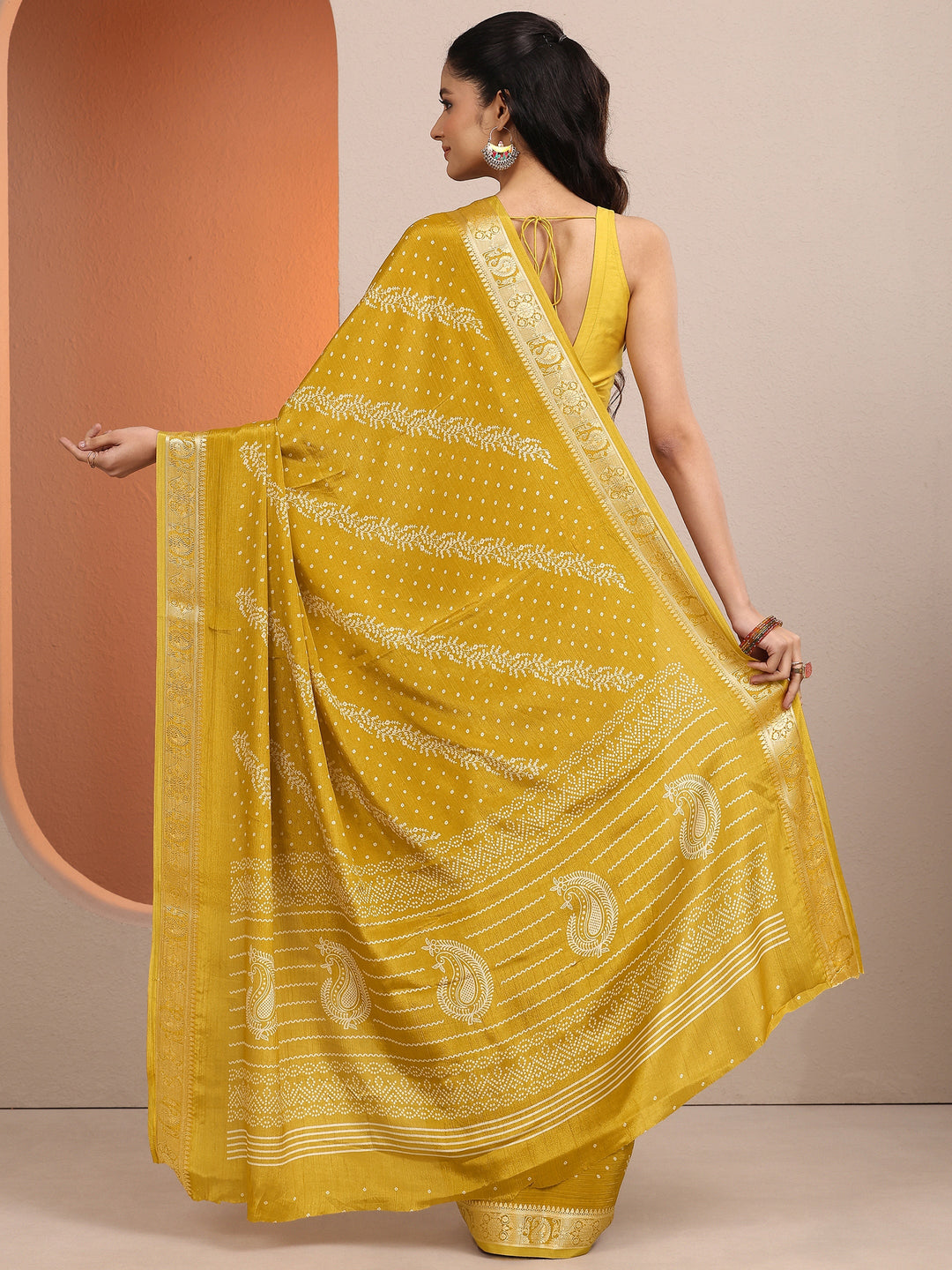 Mustard Bandhani Printed Silk Blend Saree With Unstitched Blouse Piece