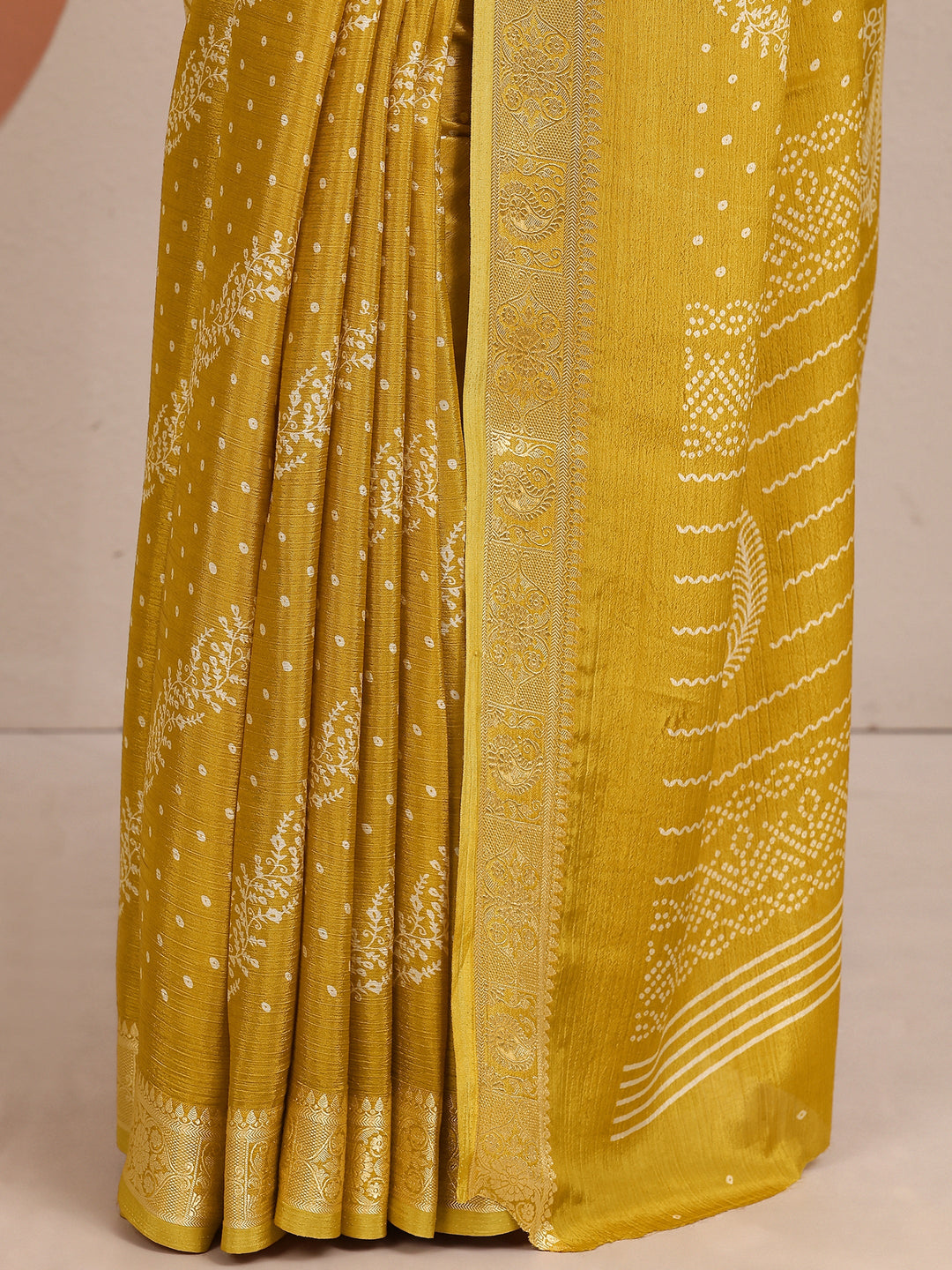 Mustard Bandhani Printed Silk Blend Saree With Unstitched Blouse Piece