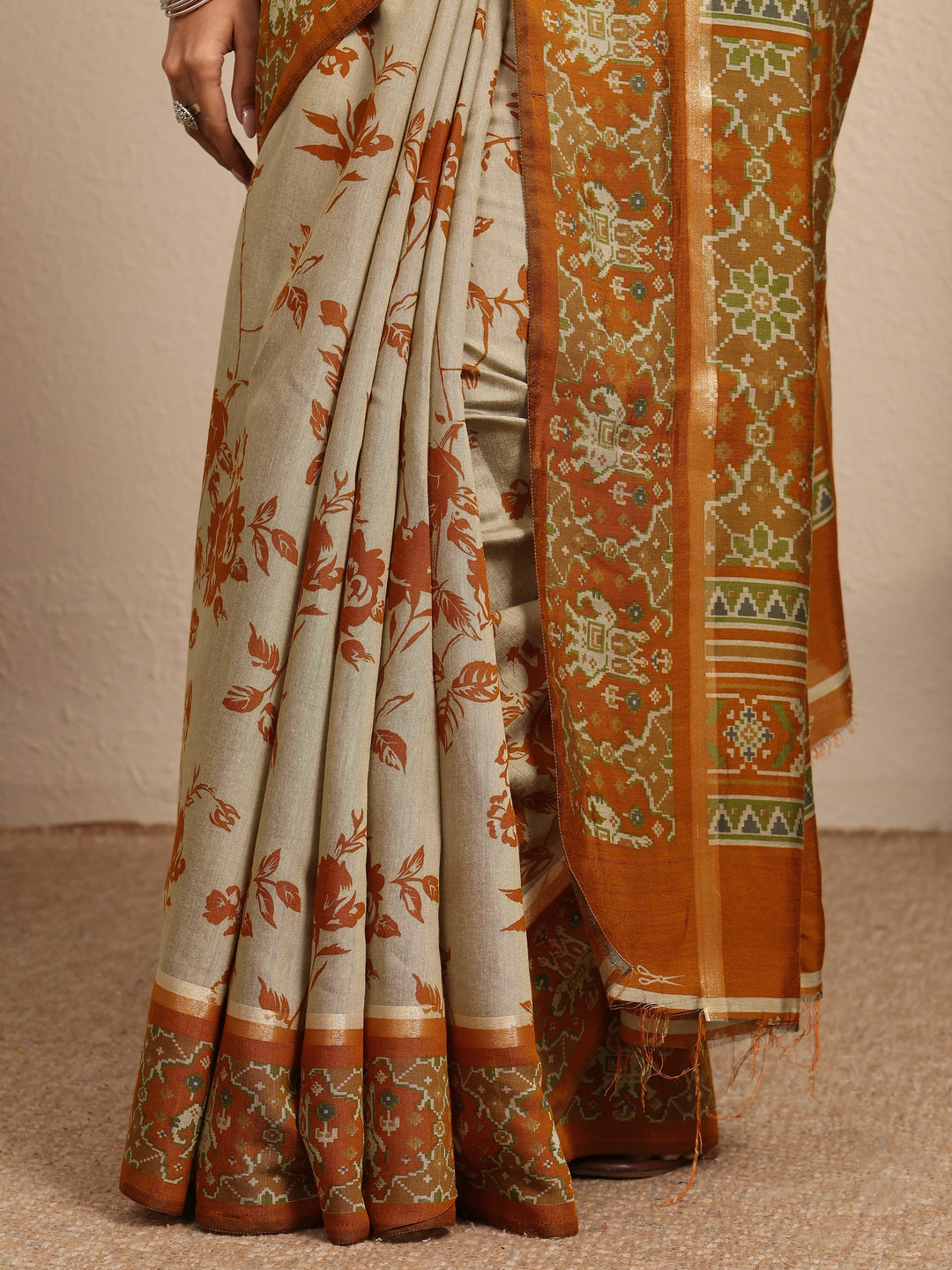 Beige Printed Silk Blend Saree With Unstitched Blouse Piece