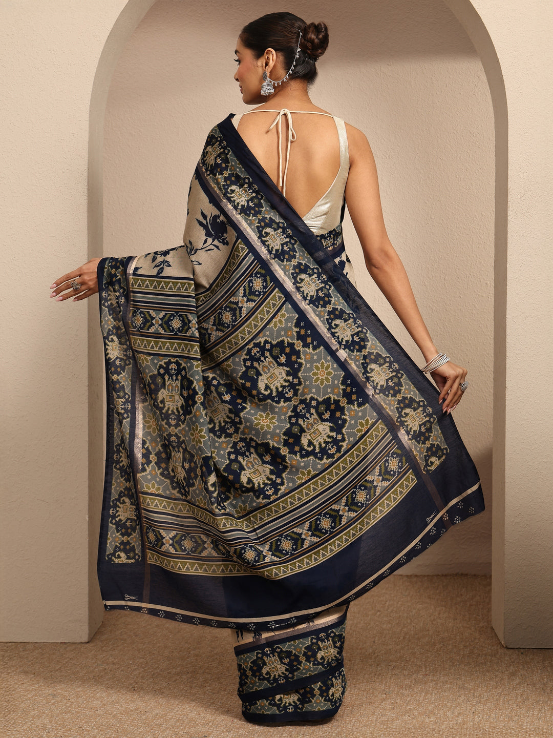 Beige Printed Silk Blend Saree With Unstitched Blouse Piece