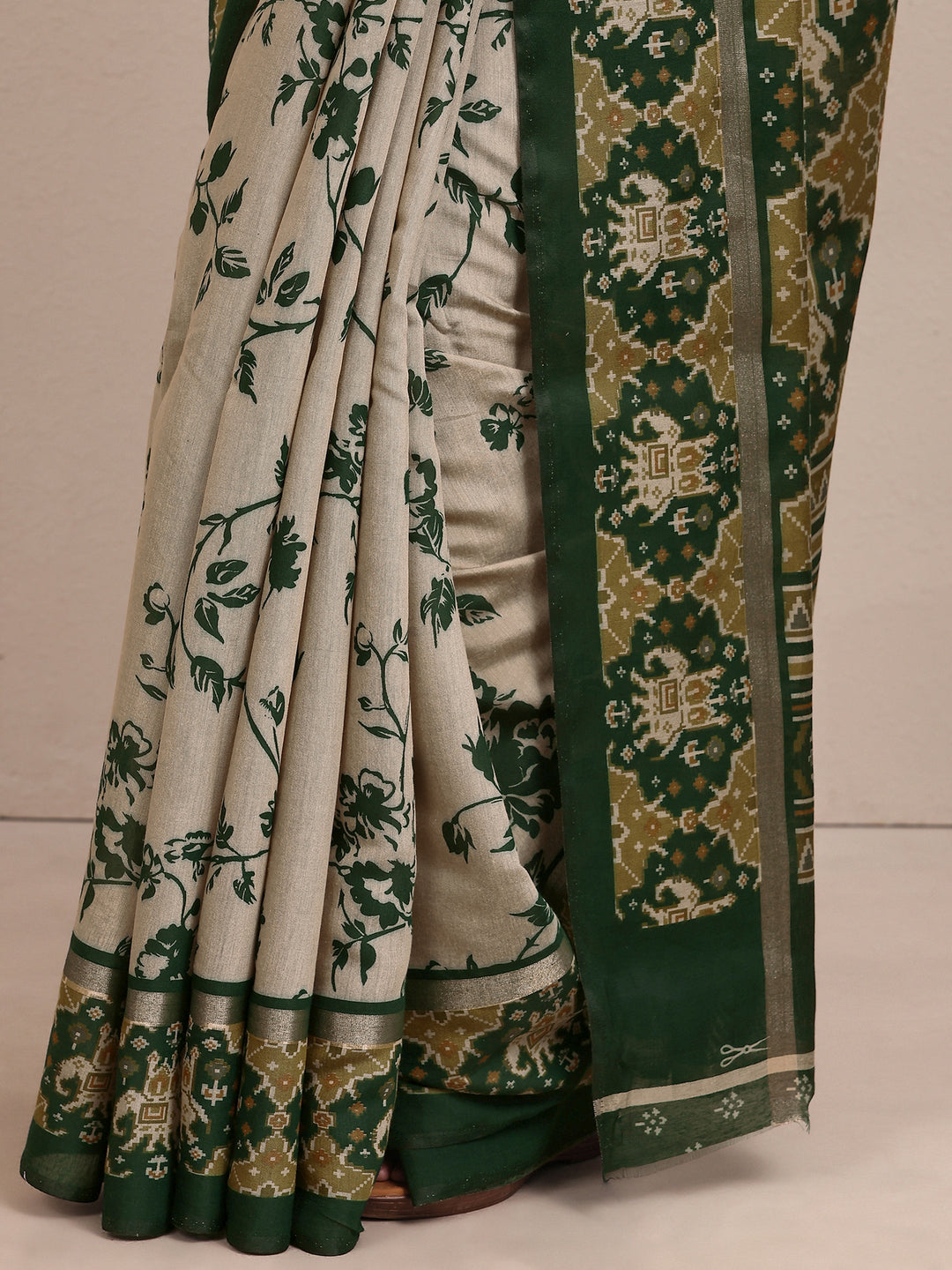 Beige Printed Silk Blend Saree With Unstitched Blouse Piece