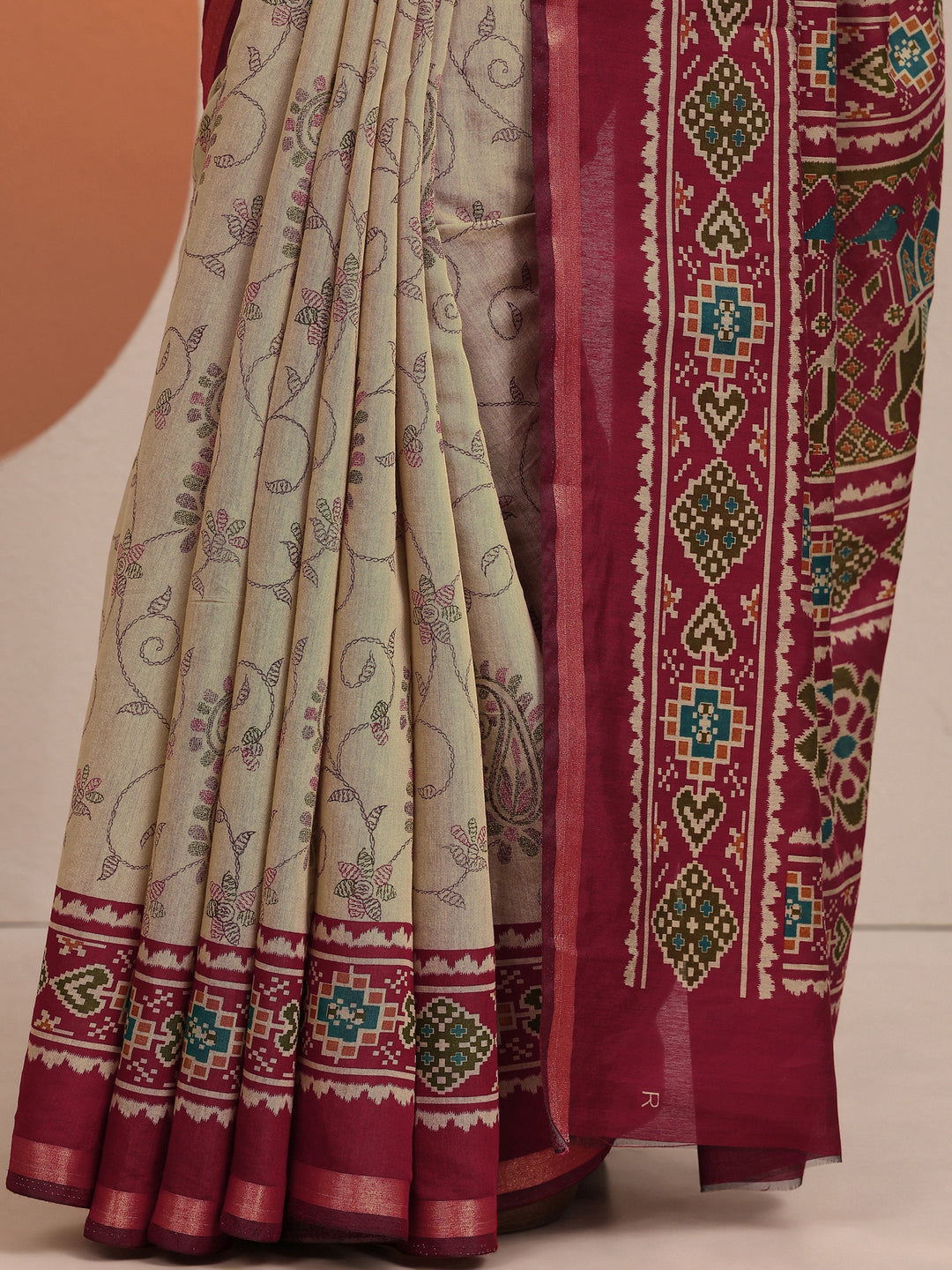 Beige Paisley Printed Silk Blend Saree With Unstitched Blouse Piece