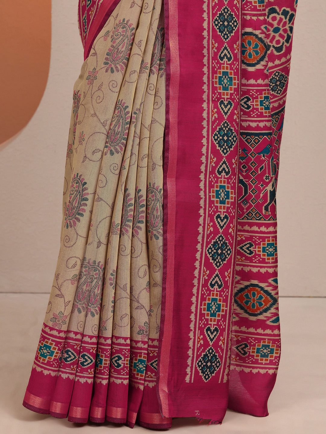 Beige Paisley Printed Silk Blend Saree With Unstitched Blouse Piece