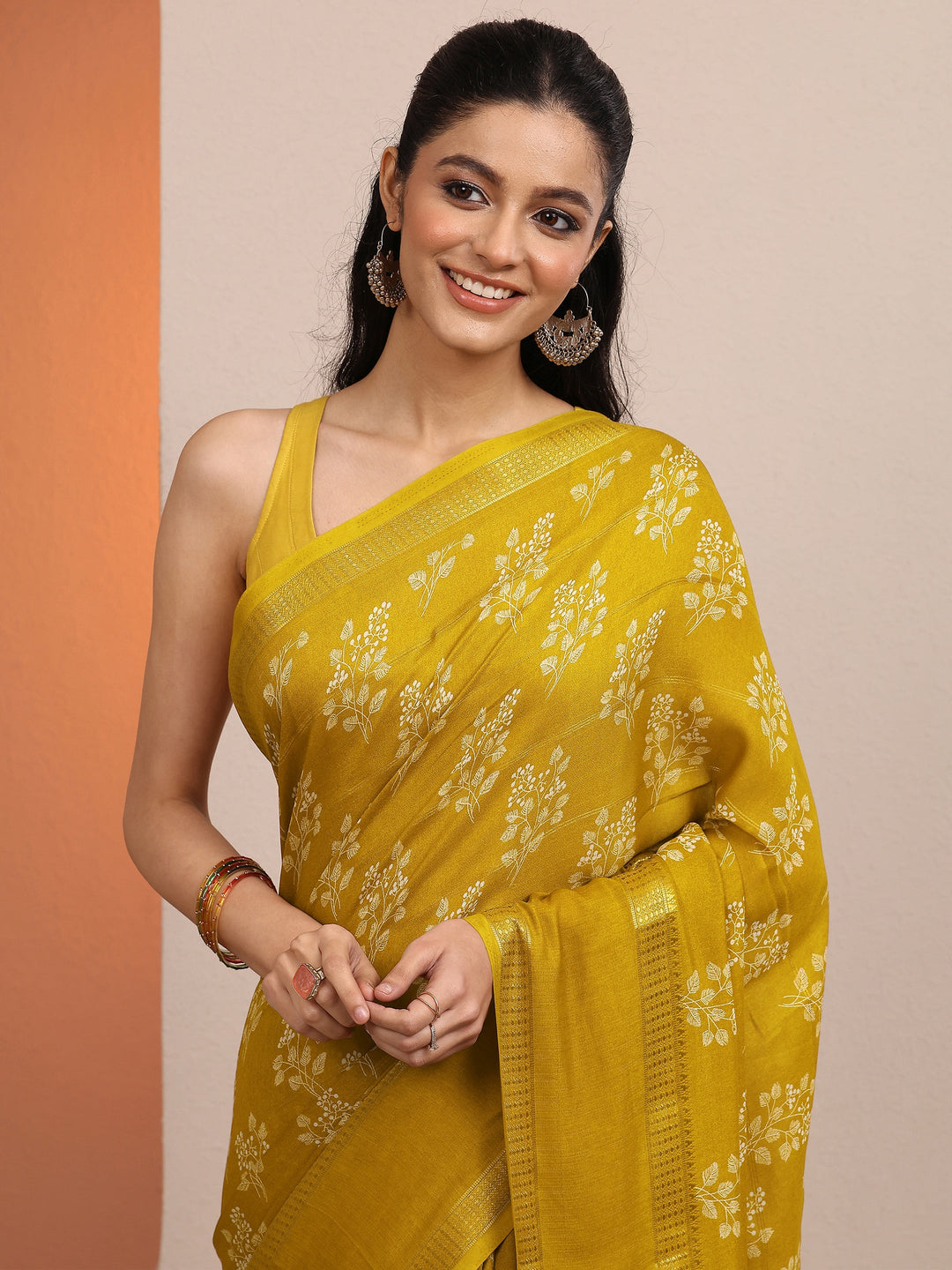 Mustard Printed Silk Blend Saree With Unstitched Blouse Piece