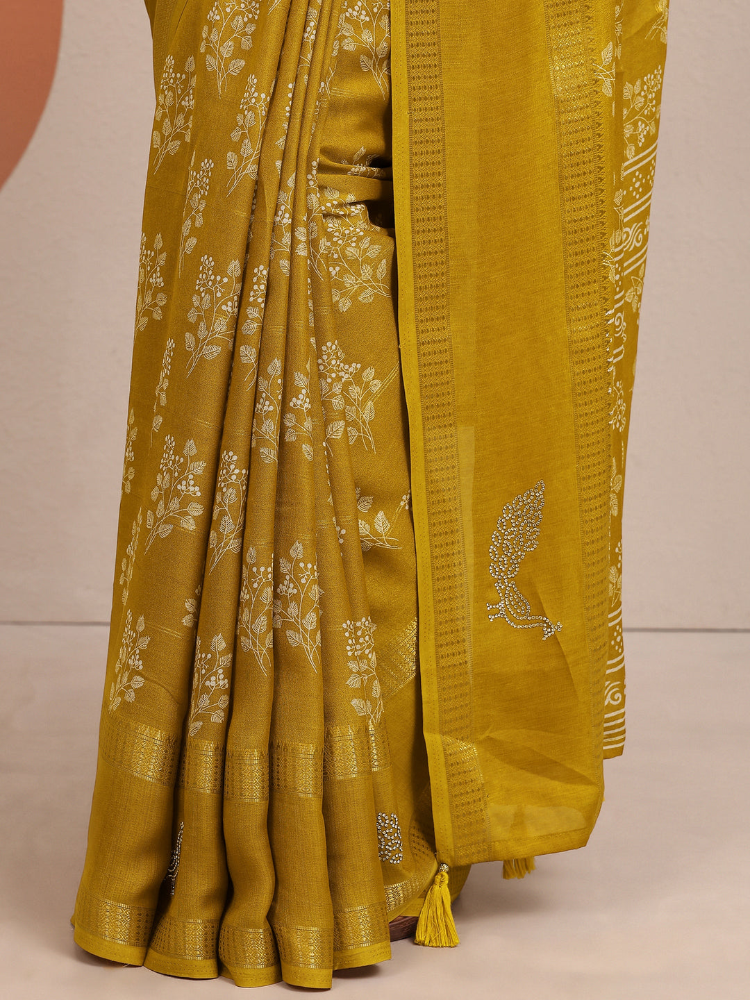 Mustard Printed Silk Blend Saree With Unstitched Blouse Piece