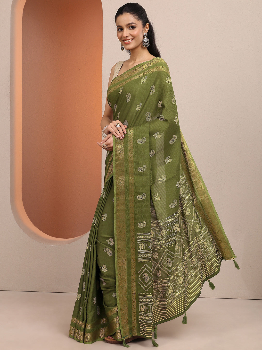 Olive Paisley Printed Silk Blend Saree With Unstitched Blouse Piece