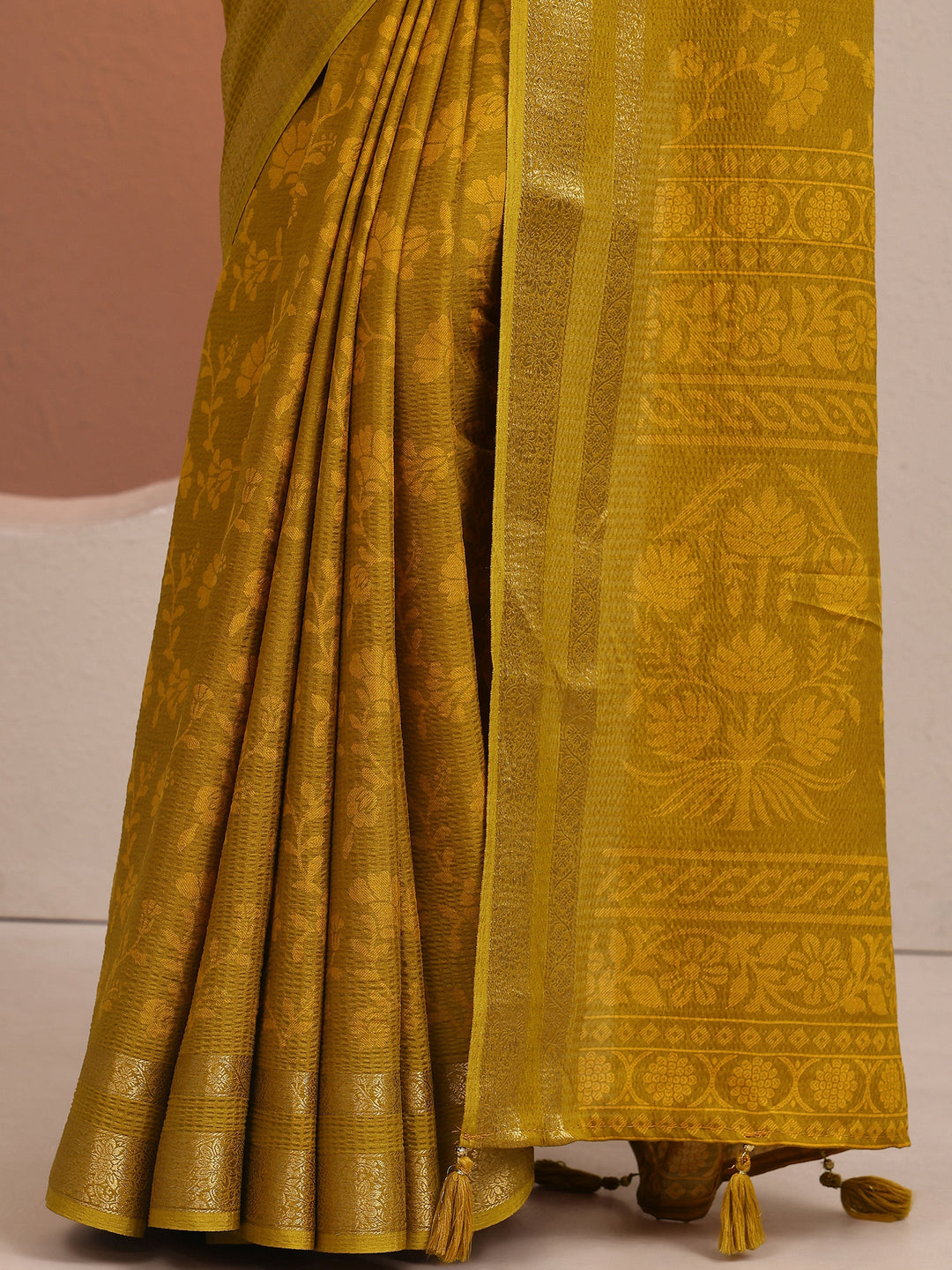 Mustard Printed Silk Blend Saree With Unstitched Blouse Piece