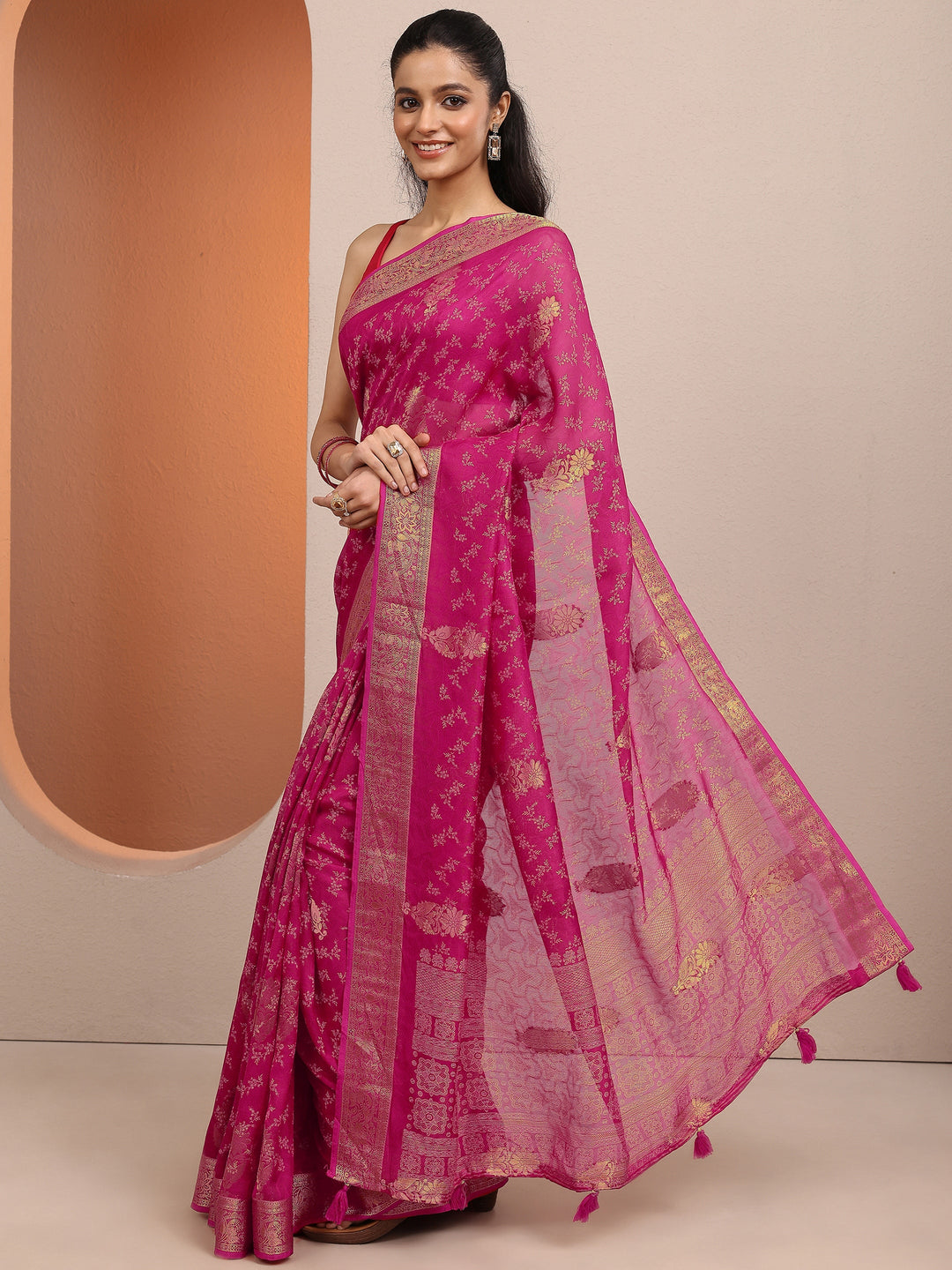 Pink Printed Silk Blend Saree With Unstitched Blouse Piece