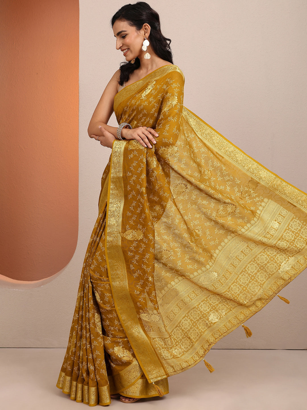 Mustard Printed Silk Blend Saree With Unstitched Blouse Piece