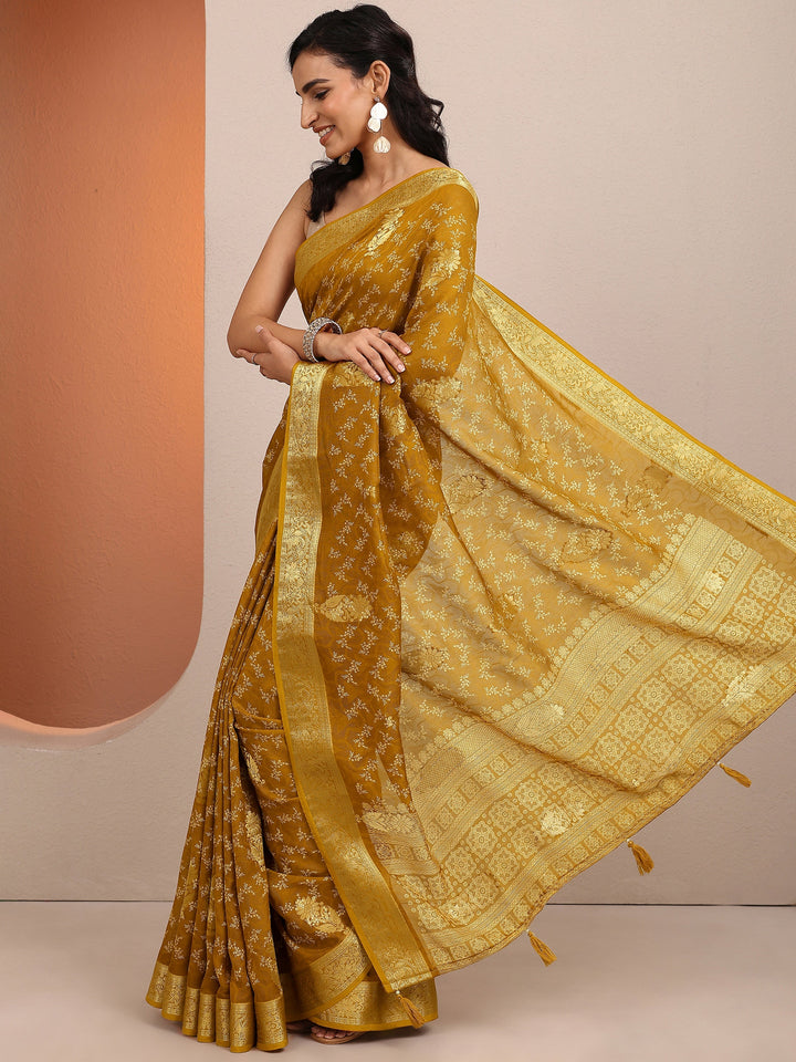 Mustard Printed Silk Blend Saree With Unstitched Blouse Piece