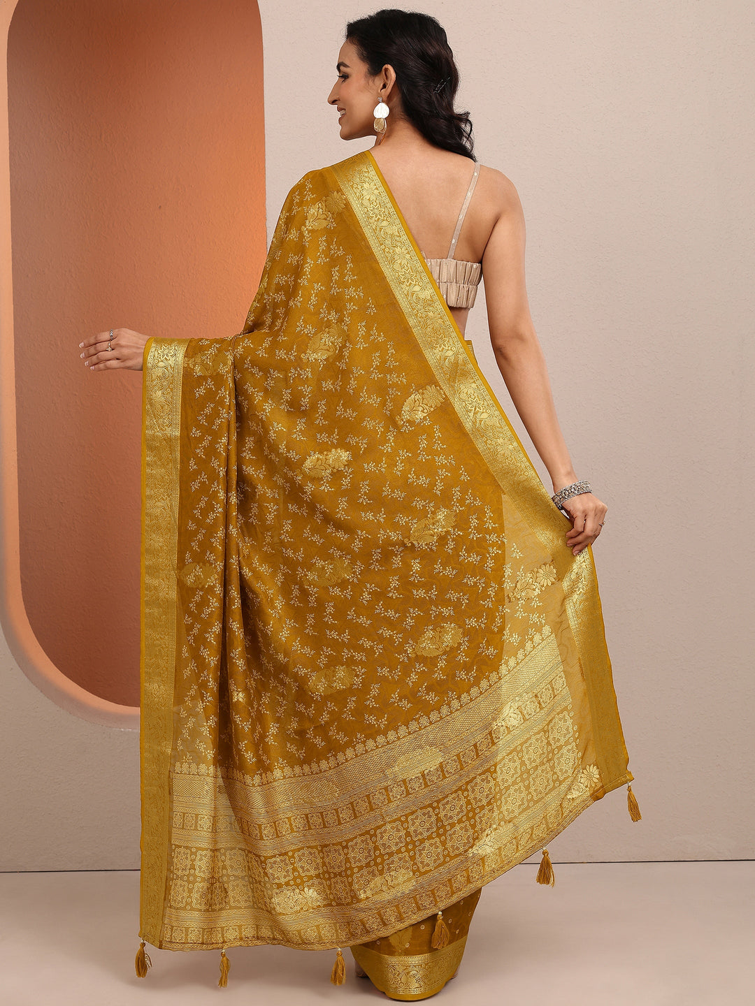 Mustard Printed Silk Blend Saree With Unstitched Blouse Piece