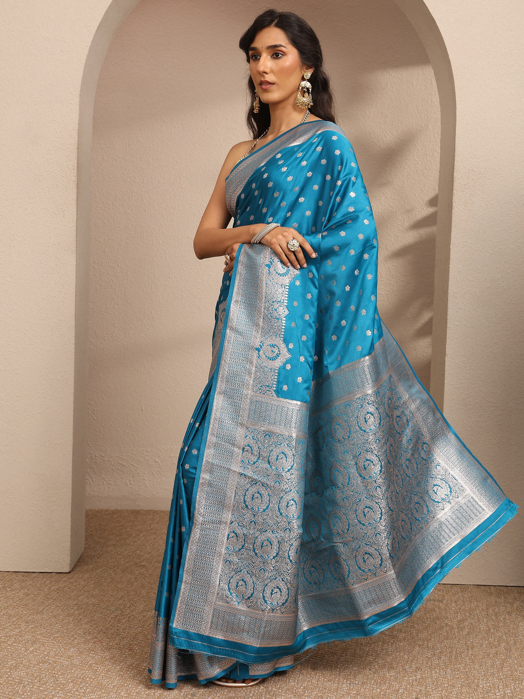 Blue Embroidered Silk Blend Saree With Unstitched Blouse Piece