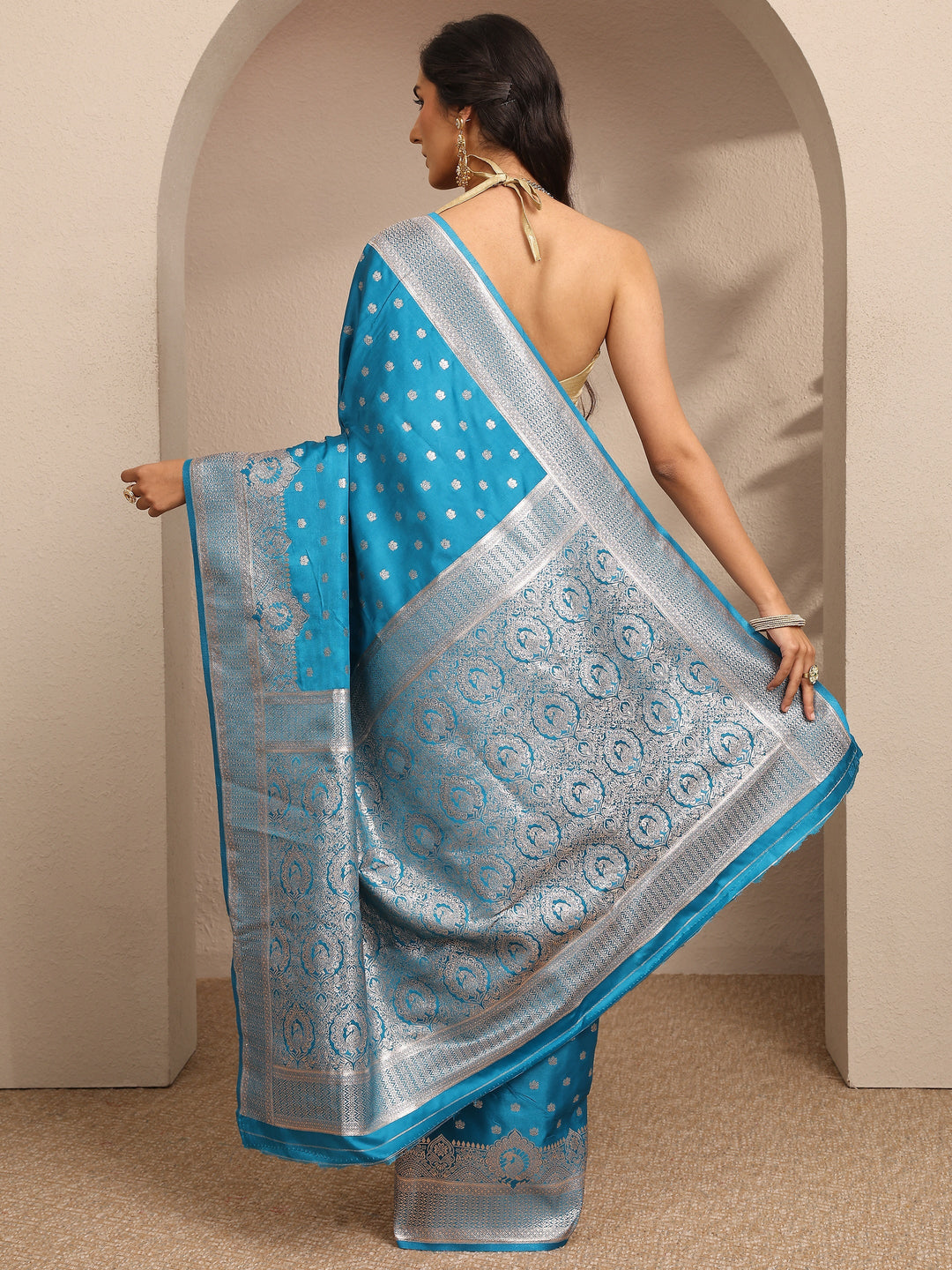 Blue Embroidered Silk Blend Saree With Unstitched Blouse Piece