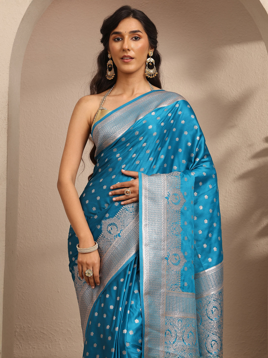 Blue Embroidered Silk Blend Saree With Unstitched Blouse Piece