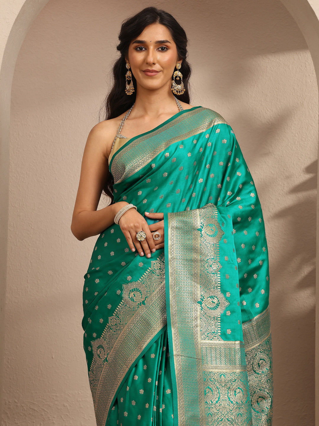 Green Embroidered Silk Blend Saree With Unstitched Blouse Piece