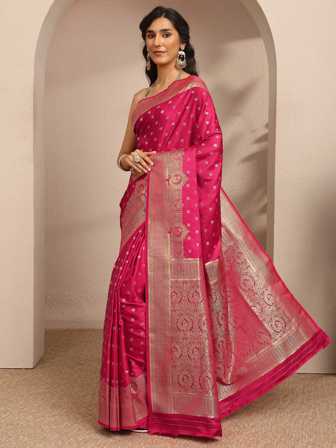 Red Embroidered Silk Blend Saree With Unstitched Blouse Piece