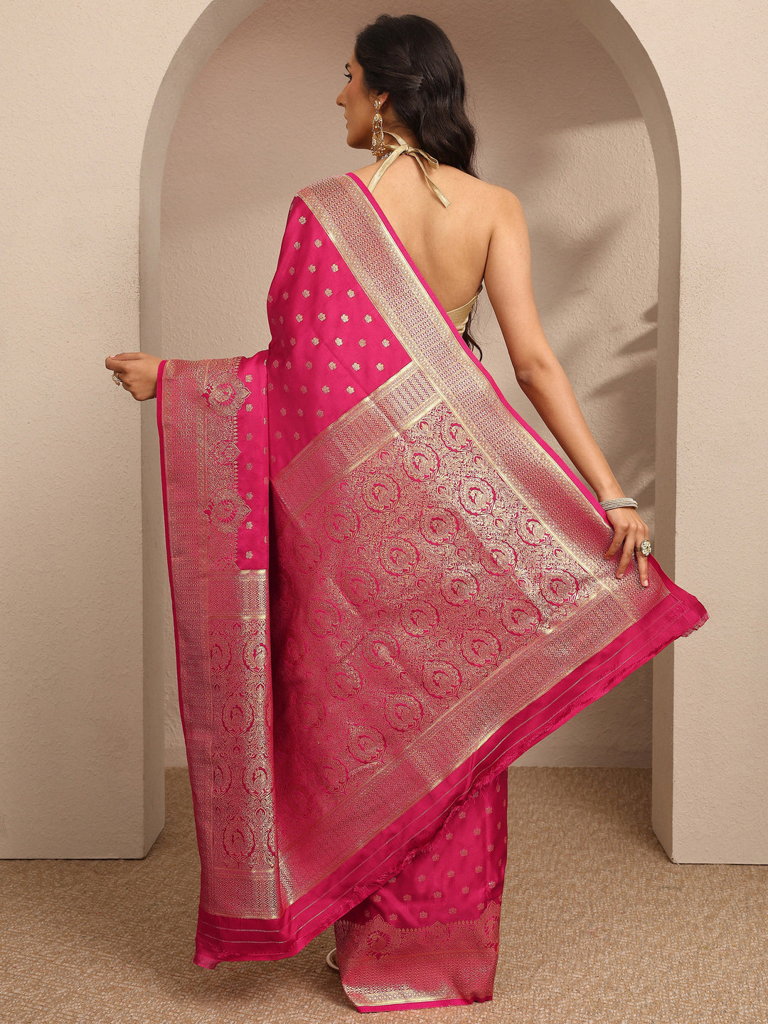 Red Embroidered Silk Blend Saree With Unstitched Blouse Piece
