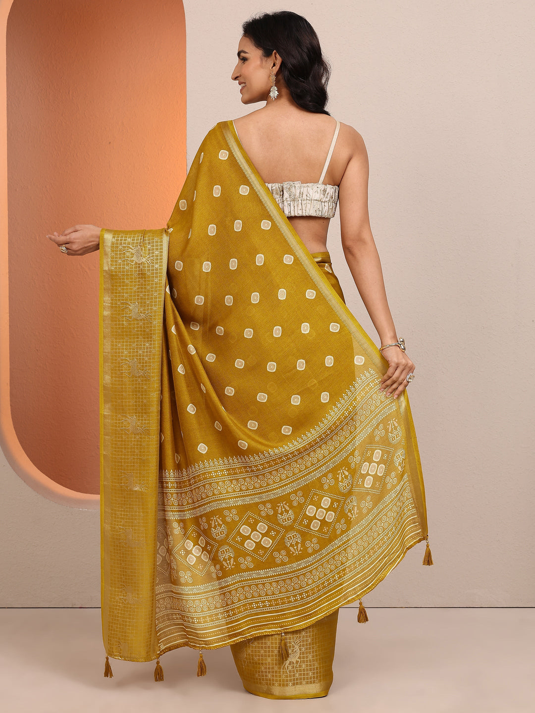 Mustard Printed Silk Blend Saree With Unstitched Blouse Piece