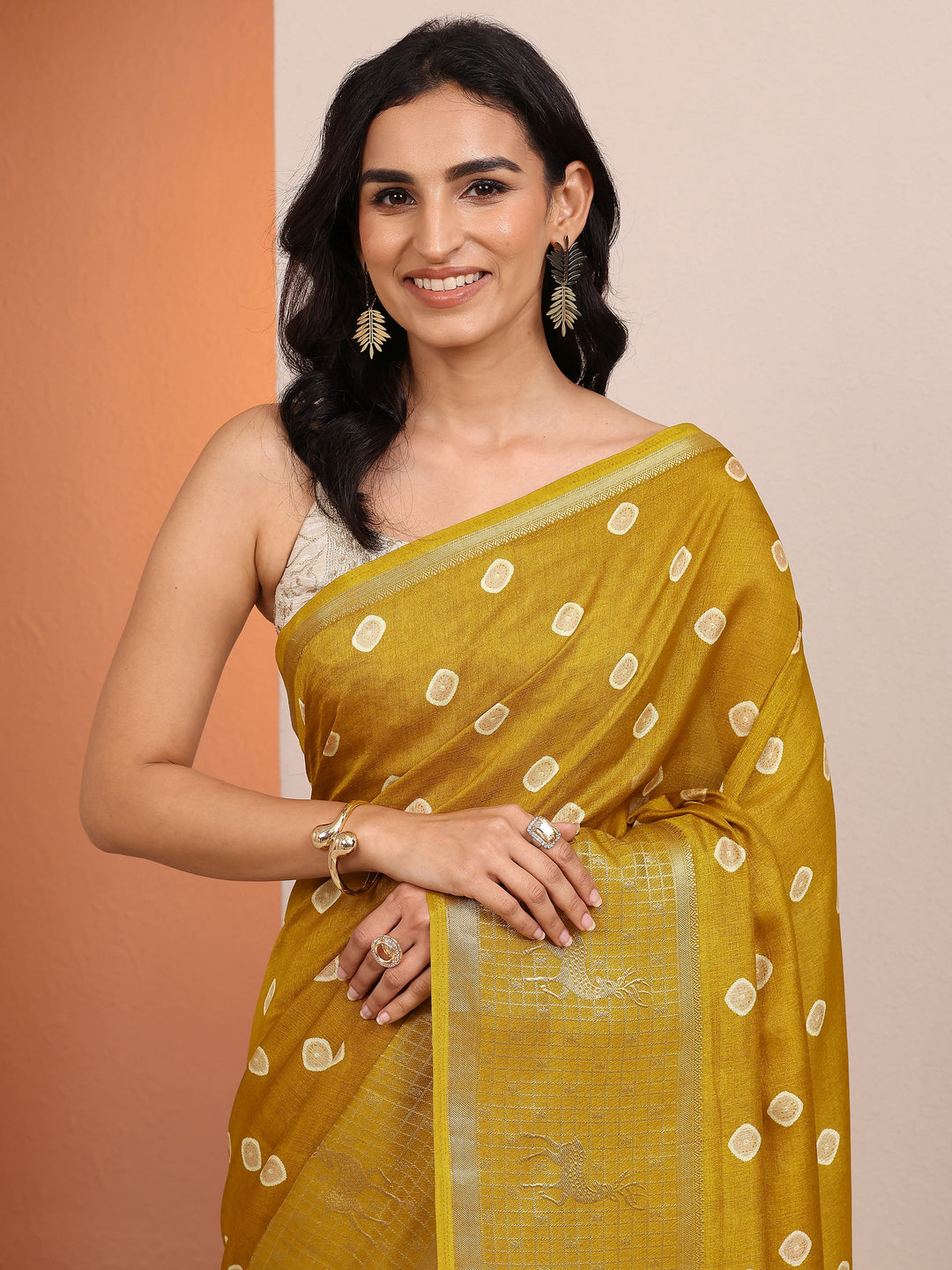 Mustard Printed Silk Blend Saree With Unstitched Blouse Piece