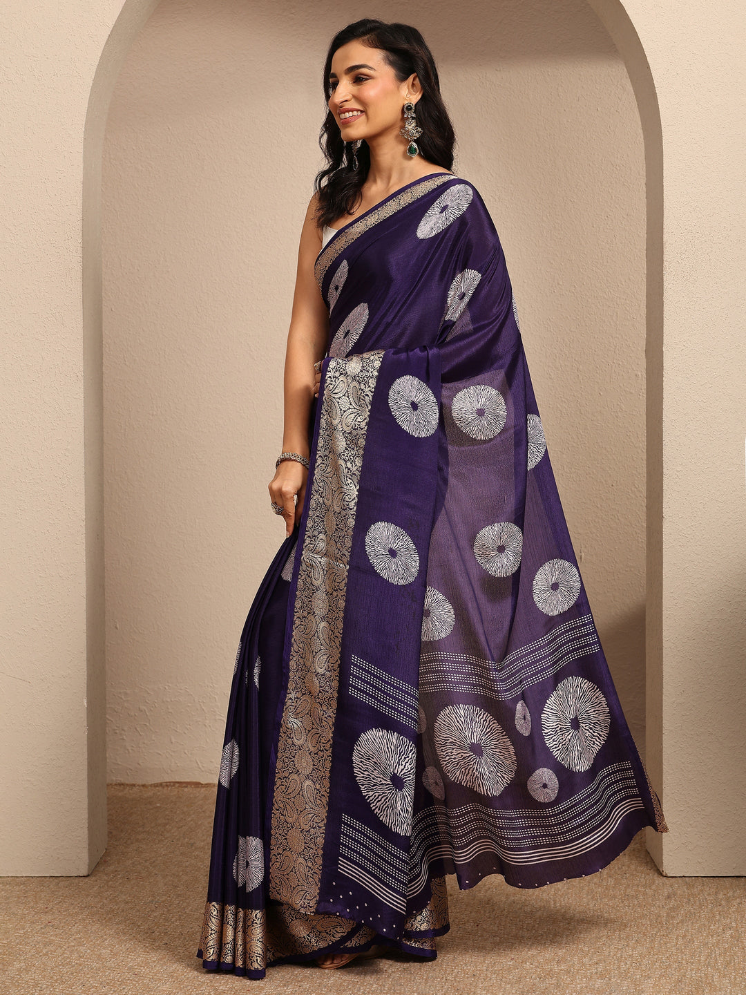 Purple Geometric Printed Silk Blend Saree With Unstitched Blouse Piece