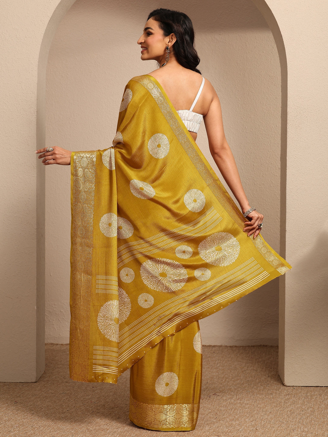 Mustard Printed Silk Blend Banarasi Saree With Unstitched Blouse Piece