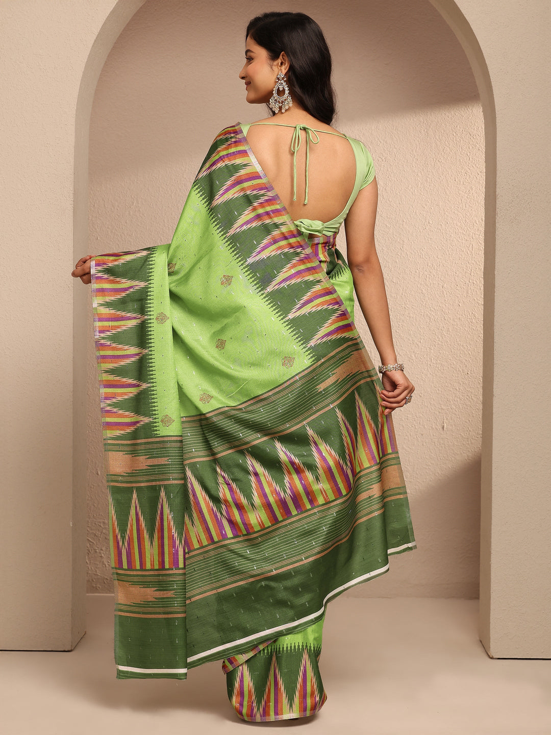 Green Ikat Printed Silk Blend Saree With Unstitched Blouse Piece
