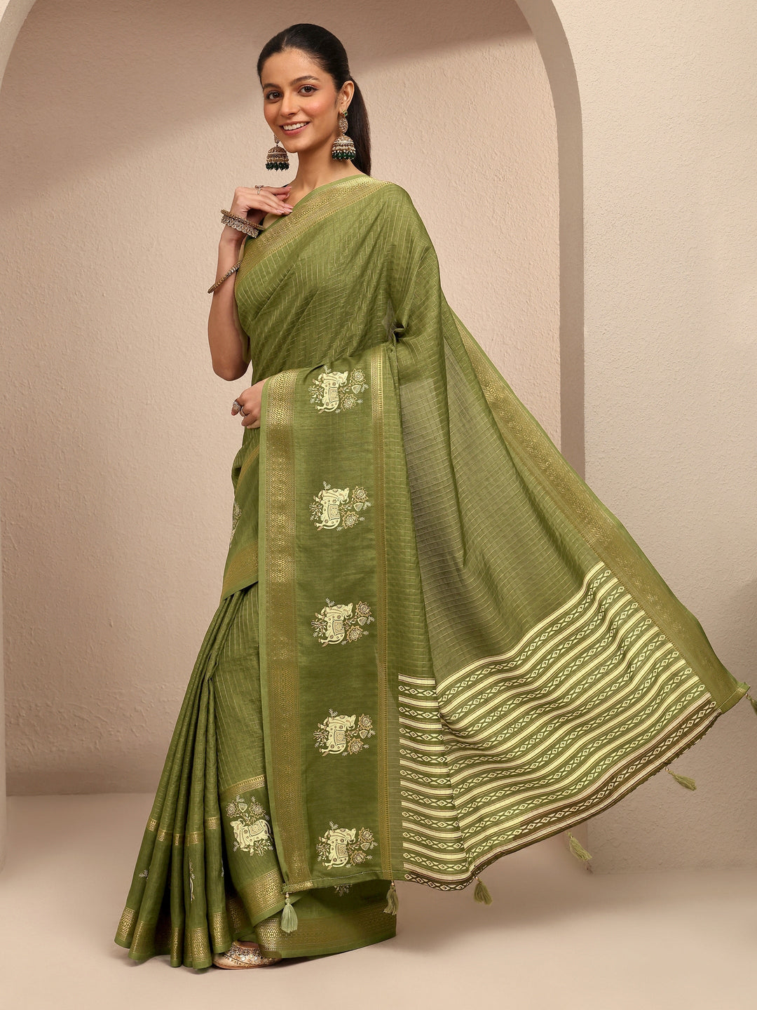 Green Embellished Silk Blend Saree With Unstitched Blouse Piece