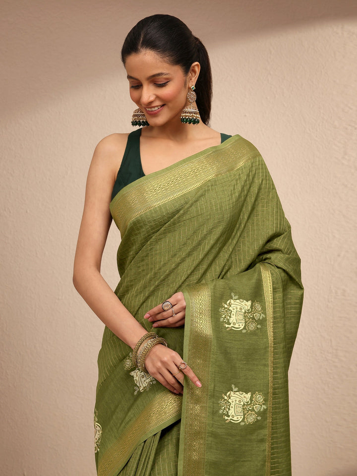 Green Embellished Silk Blend Saree With Unstitched Blouse Piece