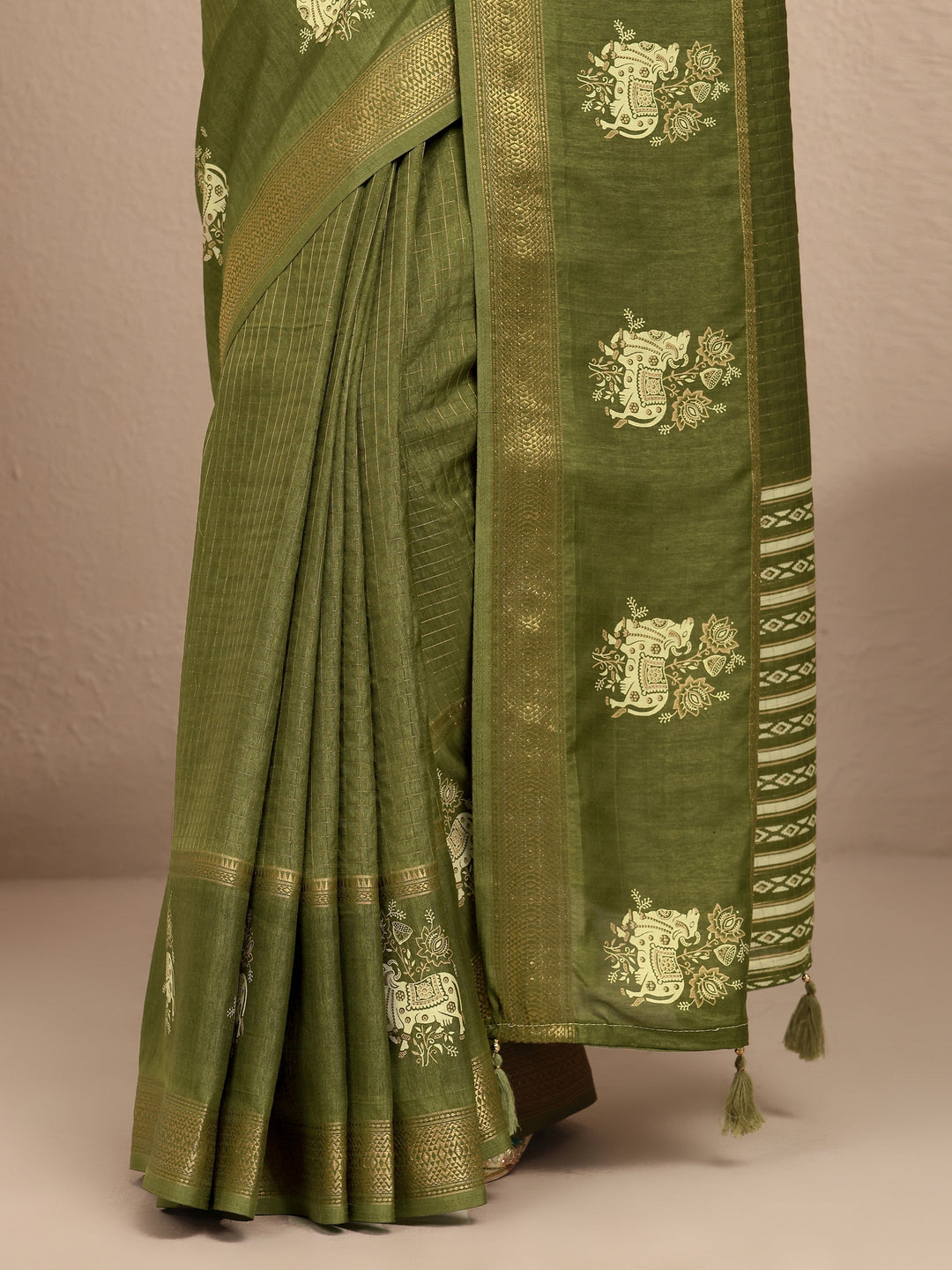 Green Embellished Silk Blend Saree With Unstitched Blouse Piece