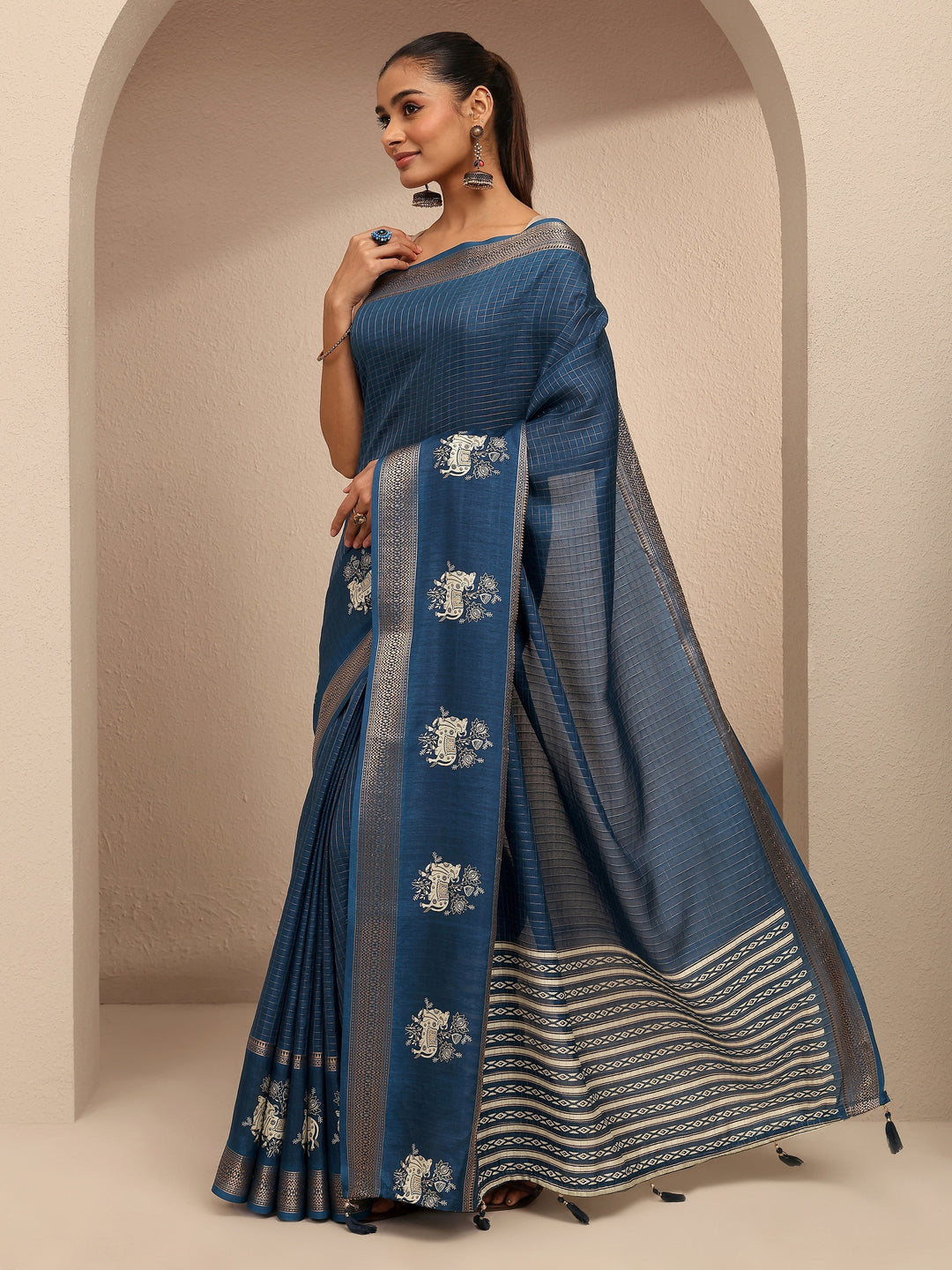 Blue Embellished Silk Blend Saree With Unstitched Blouse Piece