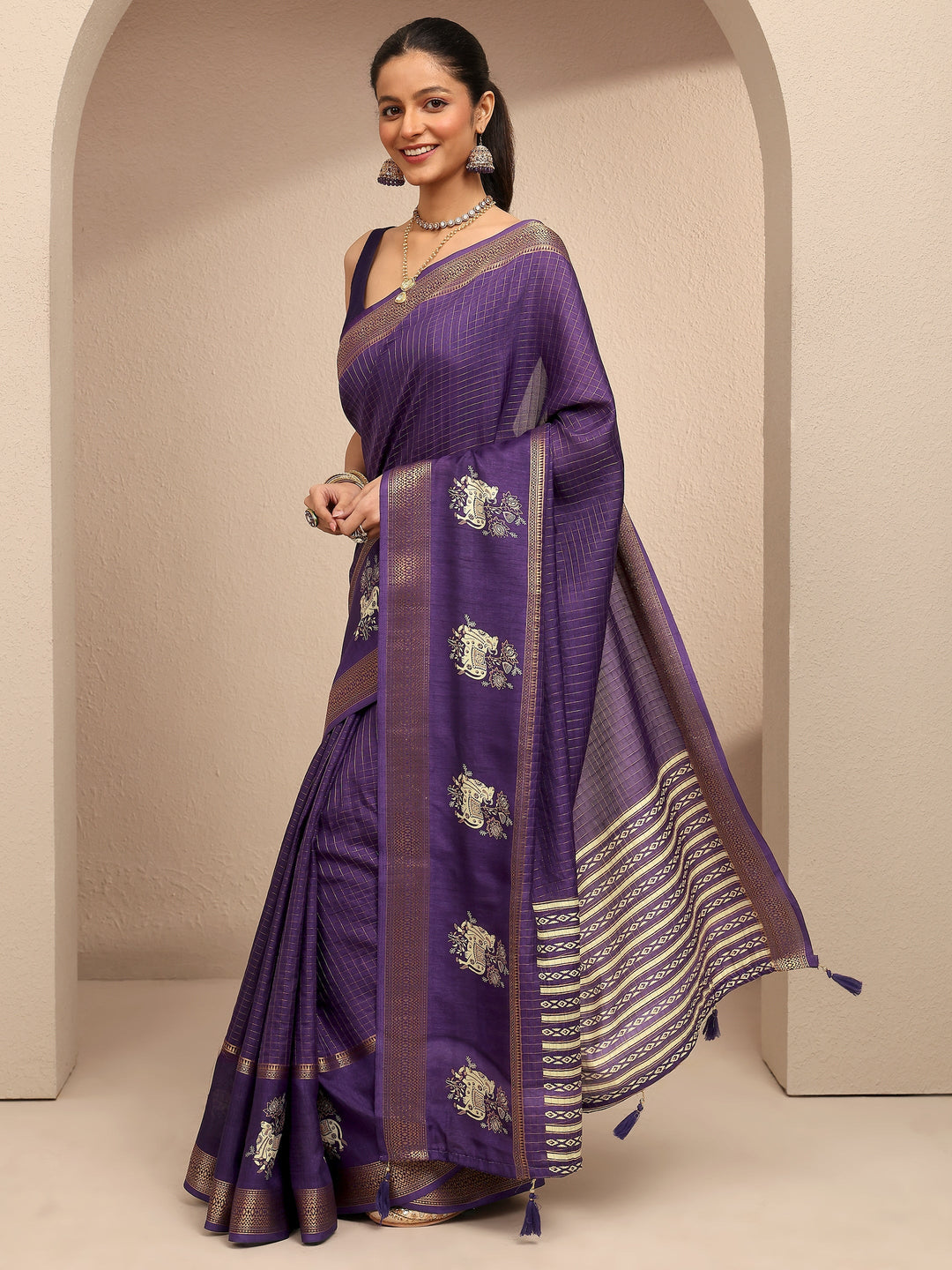 Purple Printed Silk Blend Saree With Unstitched Blouse Piece