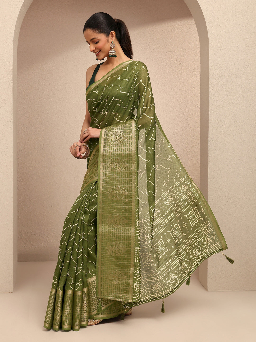 Green Bandhani Printed Silk Blend Saree With Unstitched Blouse Piece