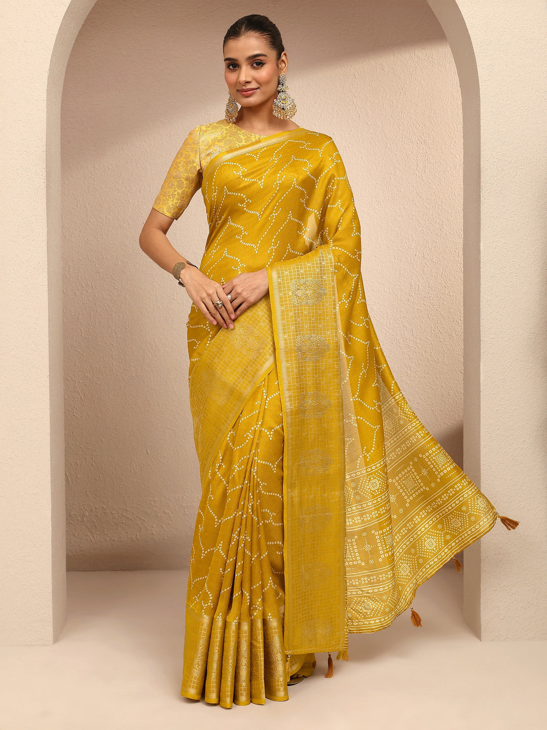Mustard Bandhani Printed Silk Blend Saree With Unstitched Blouse Piece