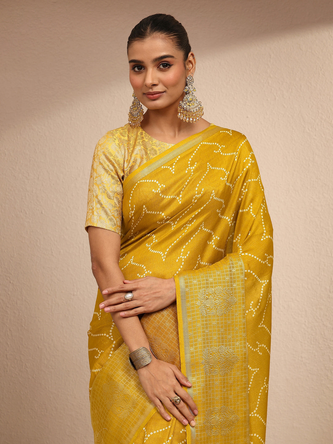 Mustard Bandhani Printed Silk Blend Saree With Unstitched Blouse Piece