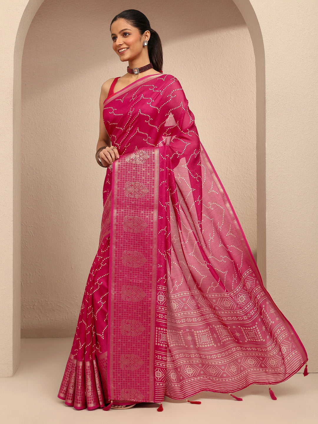 Red Bandhani Printed Silk Blend Saree With Unstitched Blouse Piece