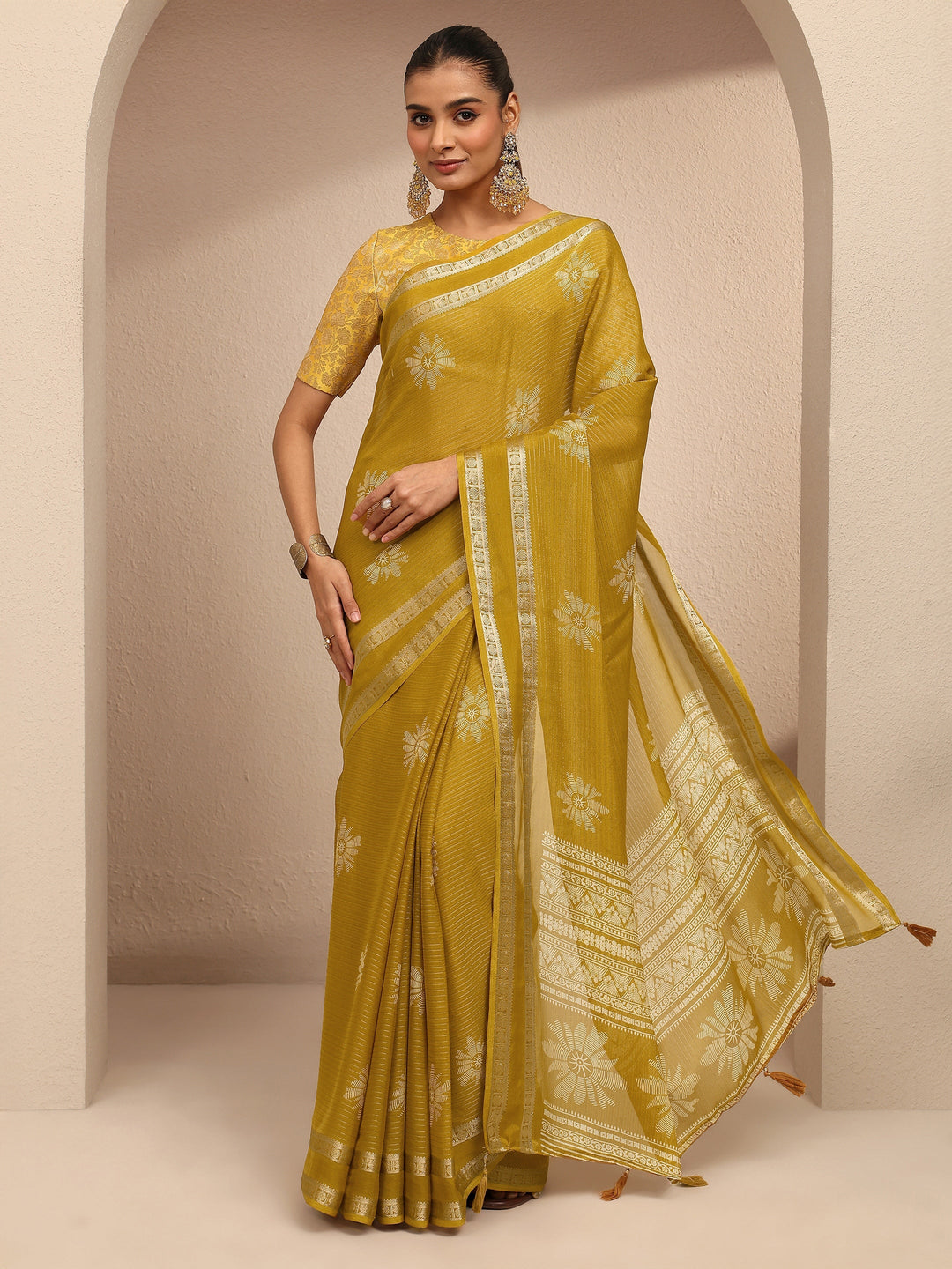 Mustard Printed Silk Blend Saree With Unstitched Blouse Piece
