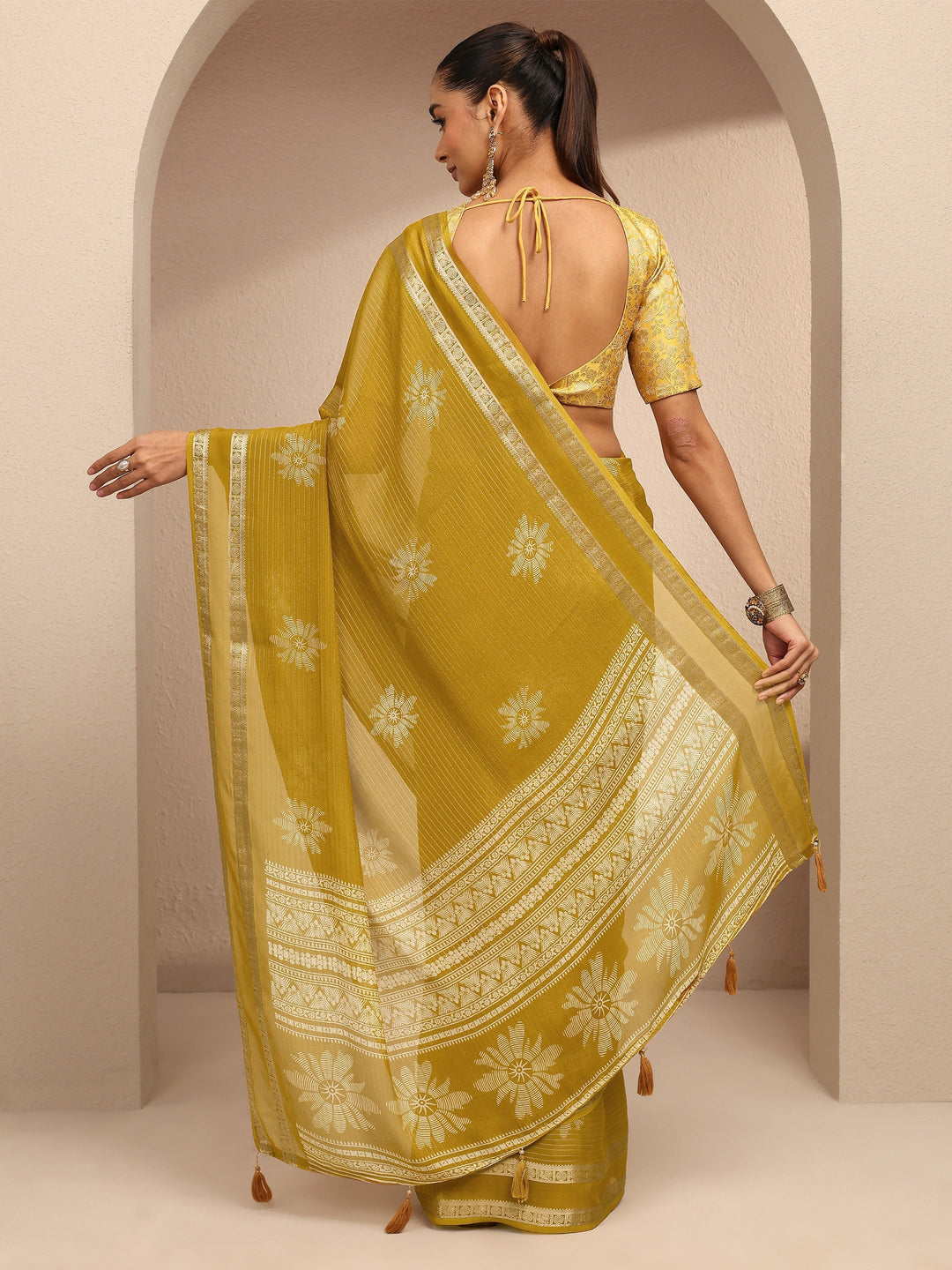 Mustard Printed Silk Blend Saree With Unstitched Blouse Piece