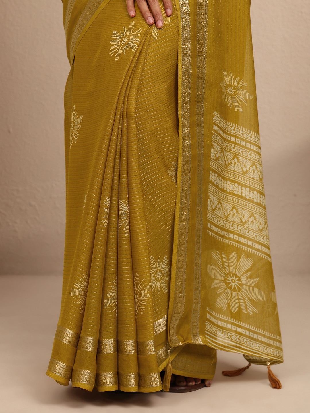 Mustard Printed Silk Blend Saree With Unstitched Blouse Piece