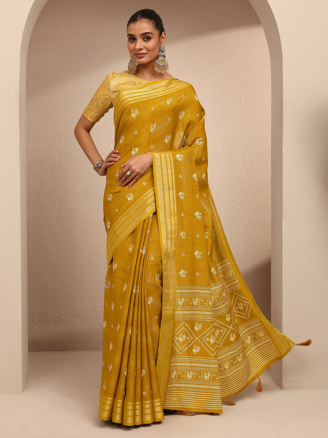 Mustard Printed Silk Blend Saree With Unstitched Blouse Piece