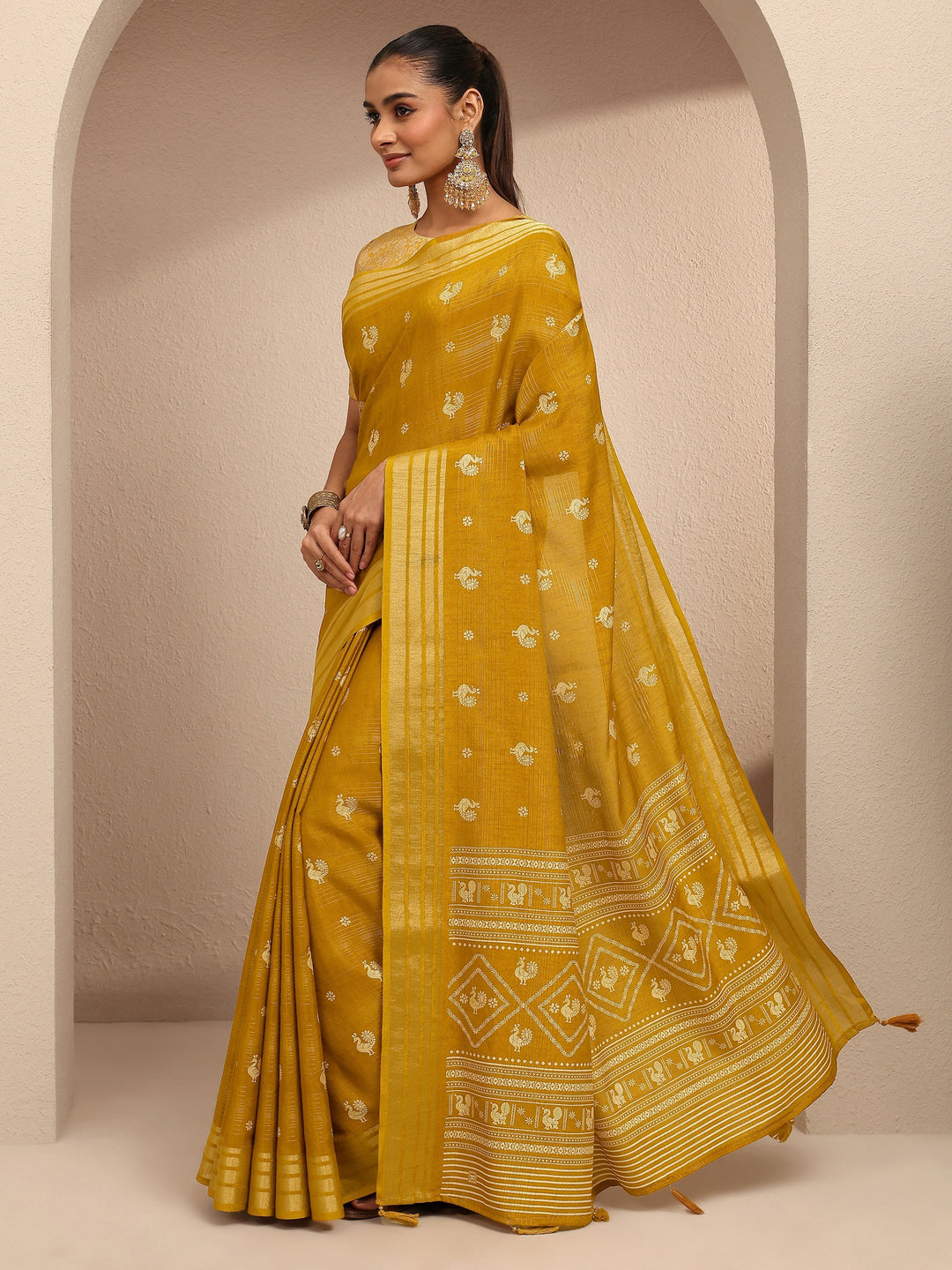 Mustard Printed Silk Blend Saree With Unstitched Blouse Piece