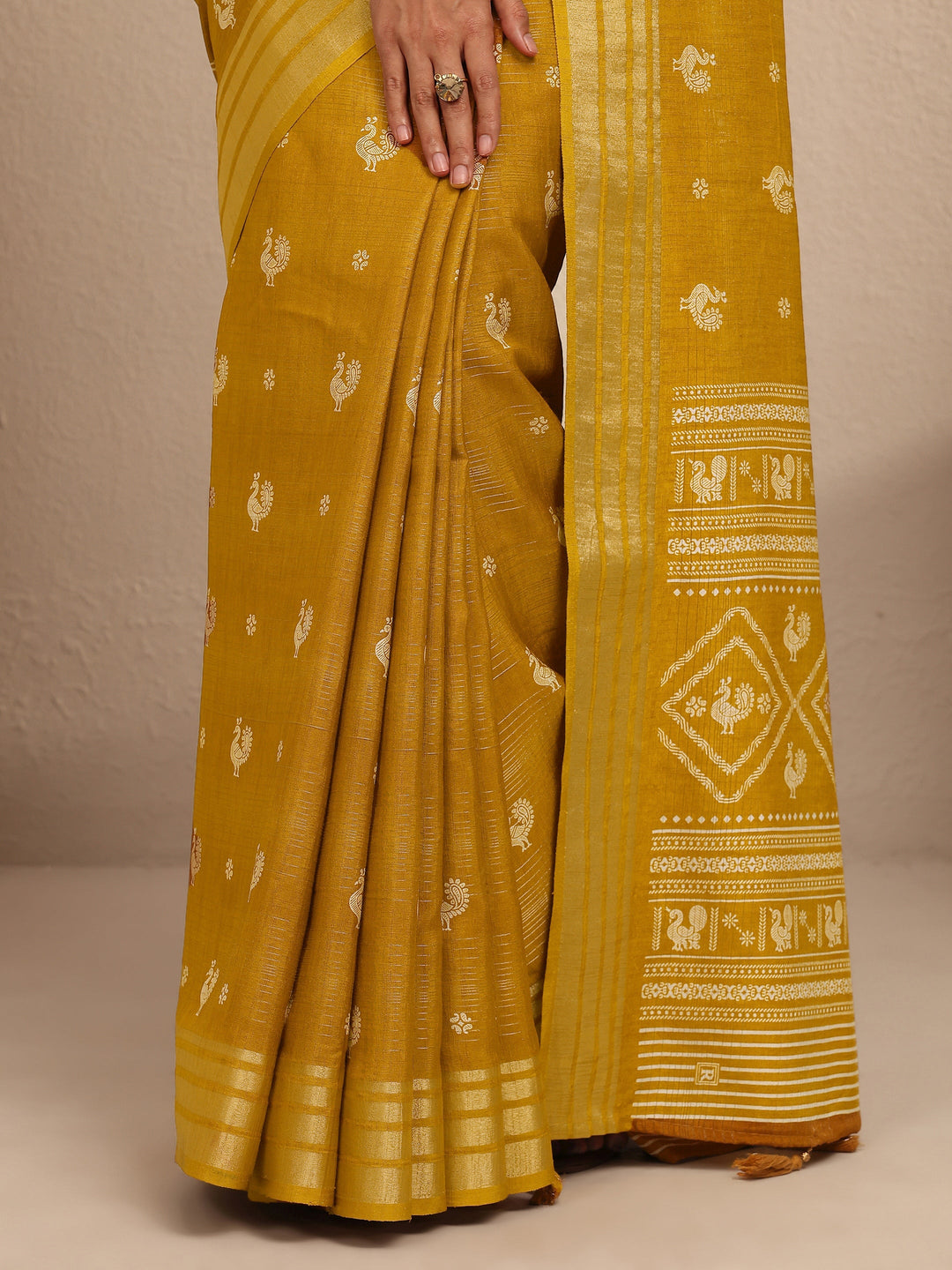 Mustard Printed Silk Blend Saree With Unstitched Blouse Piece