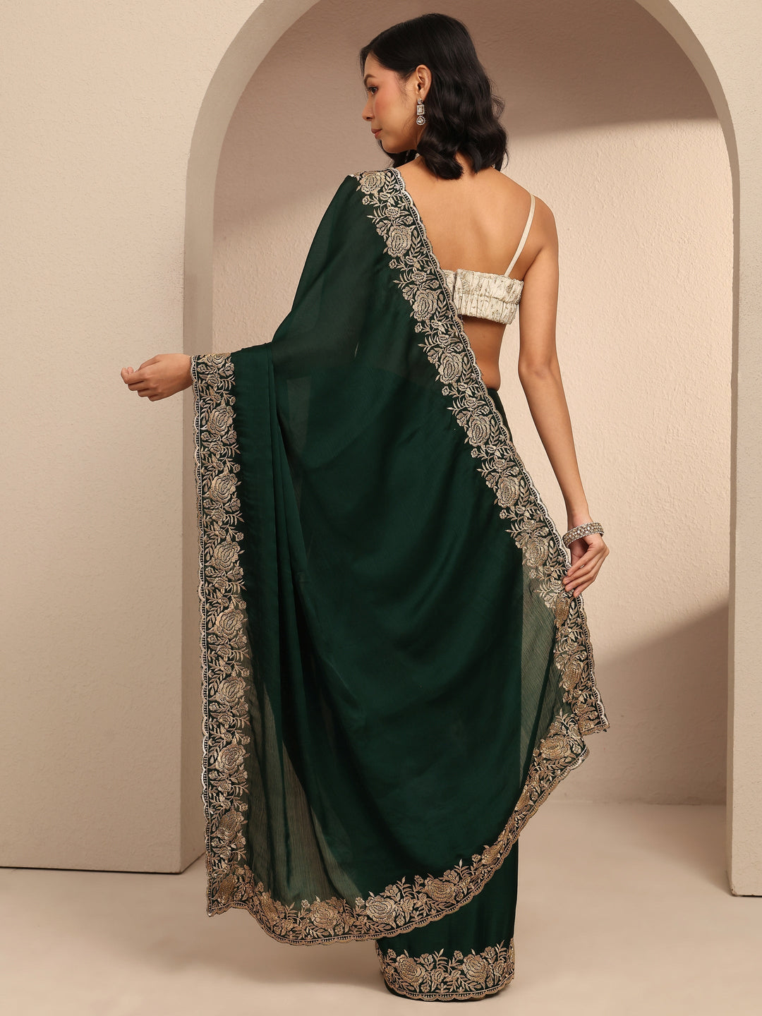 Green Embroidered Silk Blend Saree With Unstitched Blouse Piece