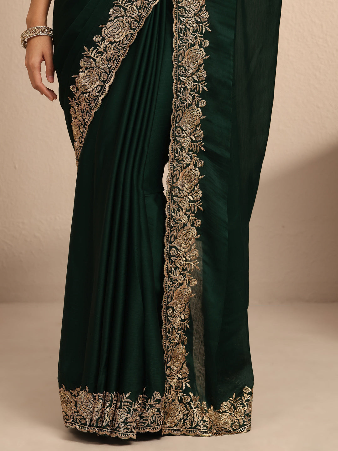 Green Embroidered Silk Blend Saree With Unstitched Blouse Piece