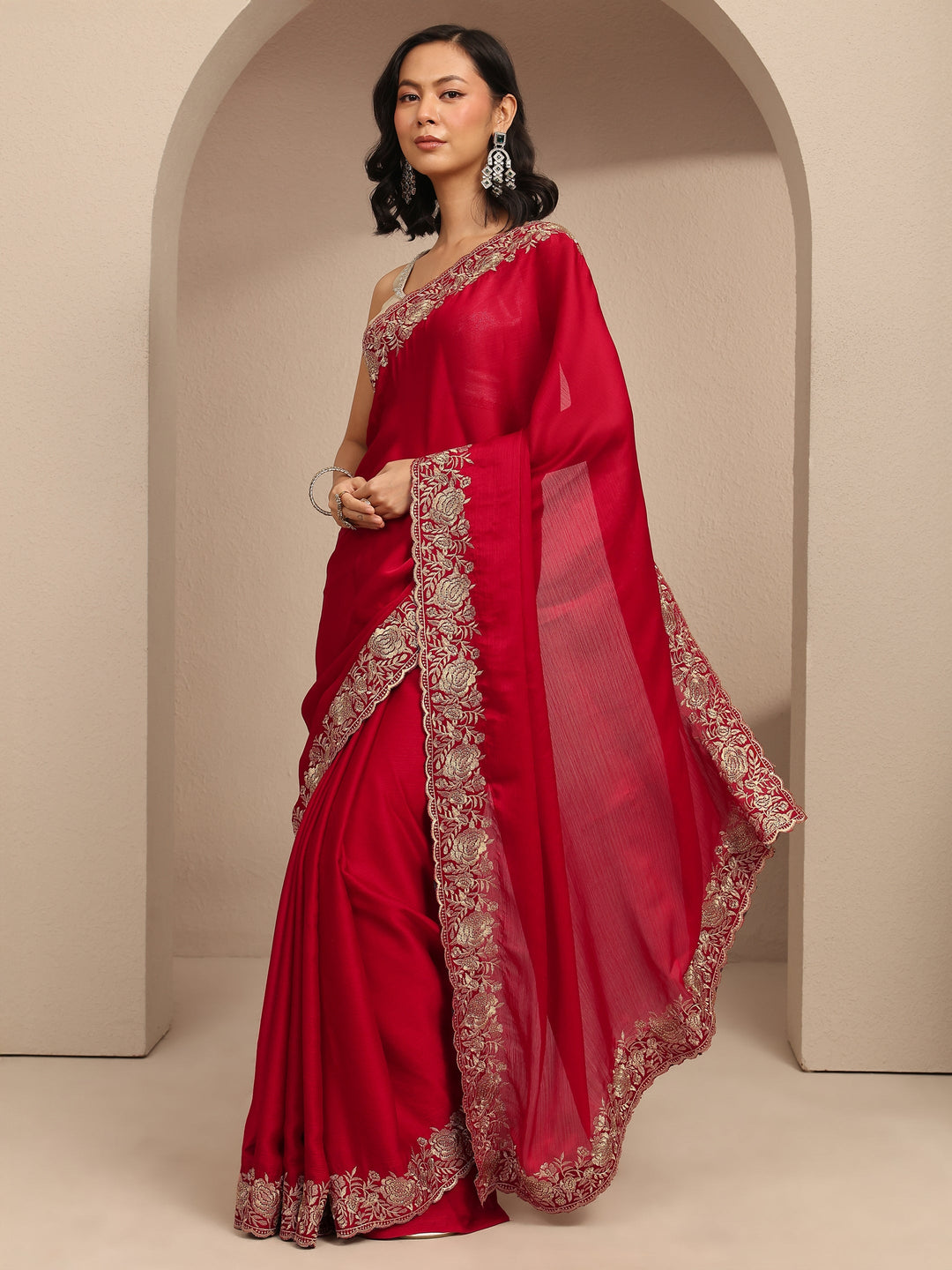 Red Embroidered Silk Blend Saree With Unstitched Blouse Piece
