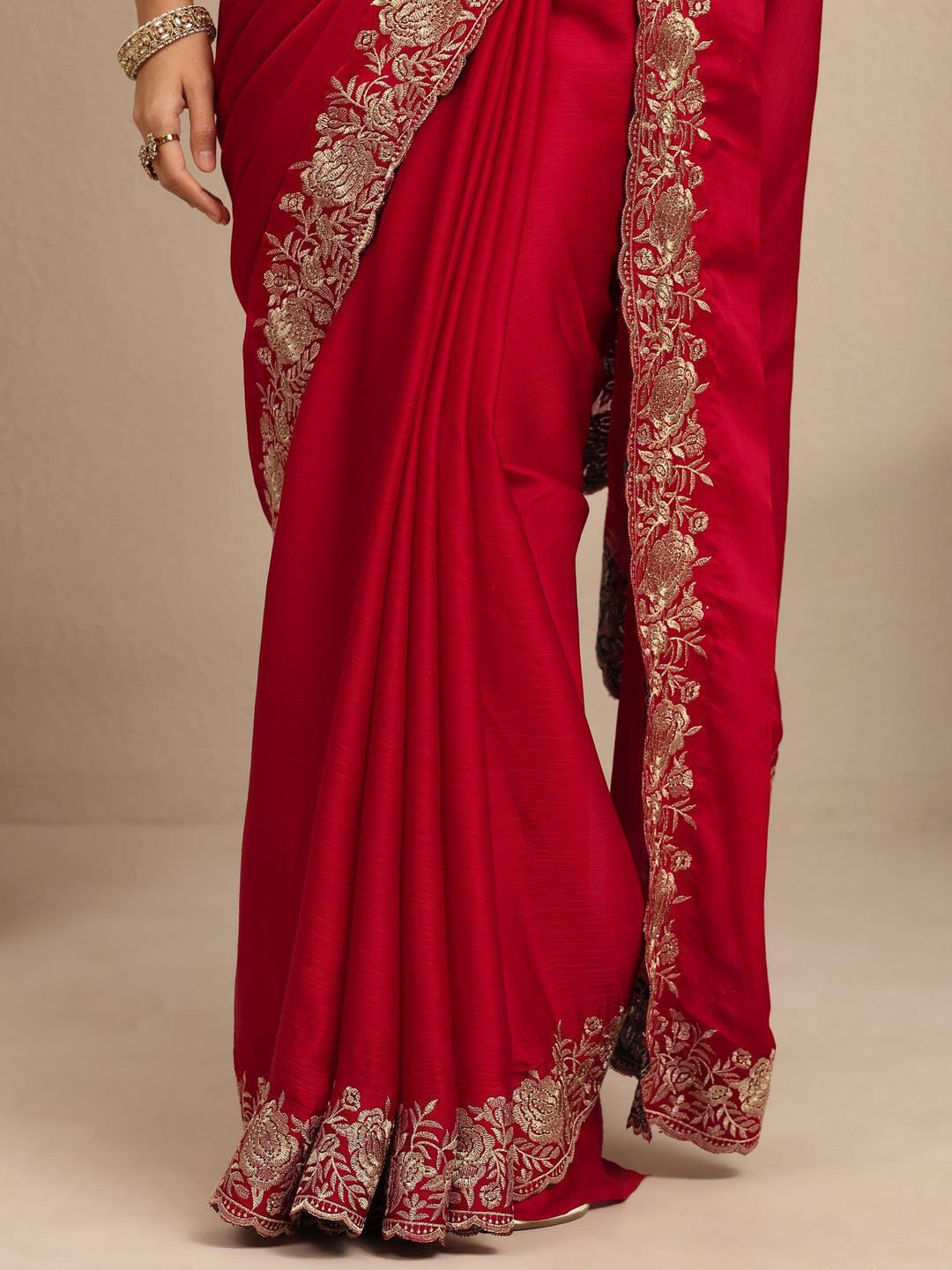 Red Embroidered Silk Blend Saree With Unstitched Blouse Piece