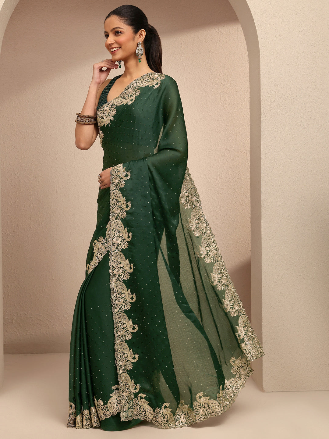 Green Embellished Silk Blend Saree With Unstitched Blouse Piece