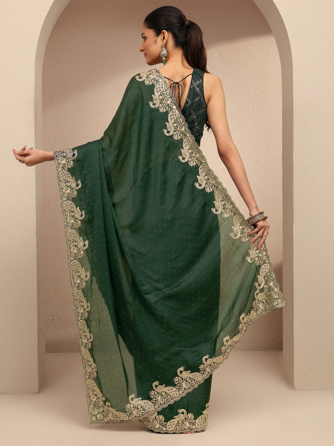 Green Embellished Silk Blend Saree With Unstitched Blouse Piece