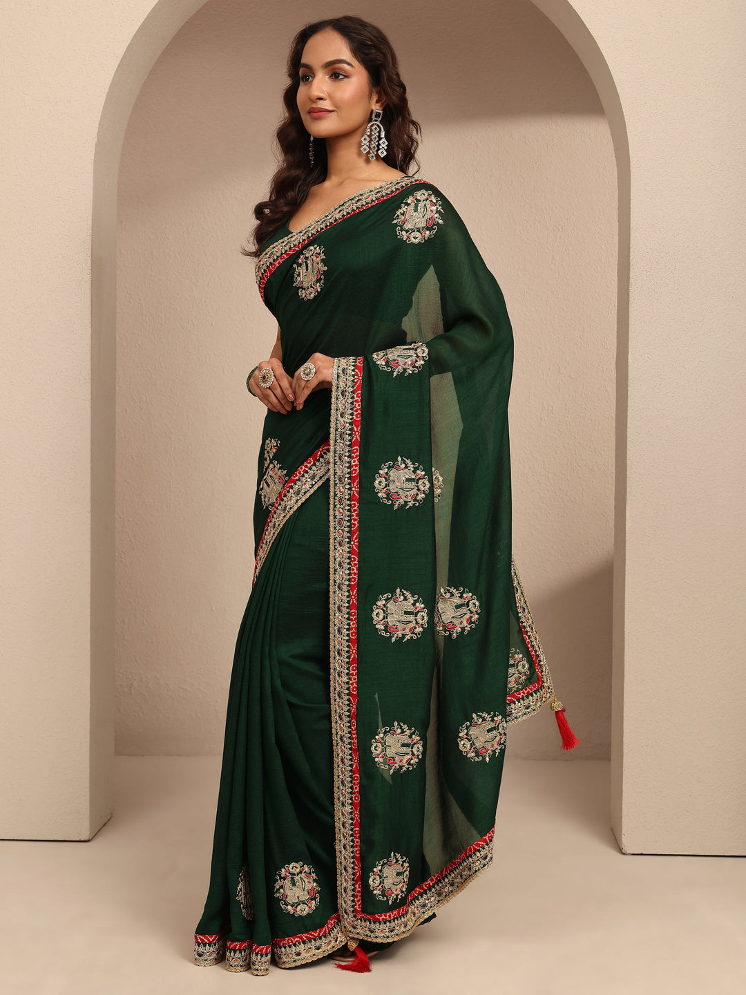 Green Embroidered Silk Blend Saree With Unstitched Blouse Piece